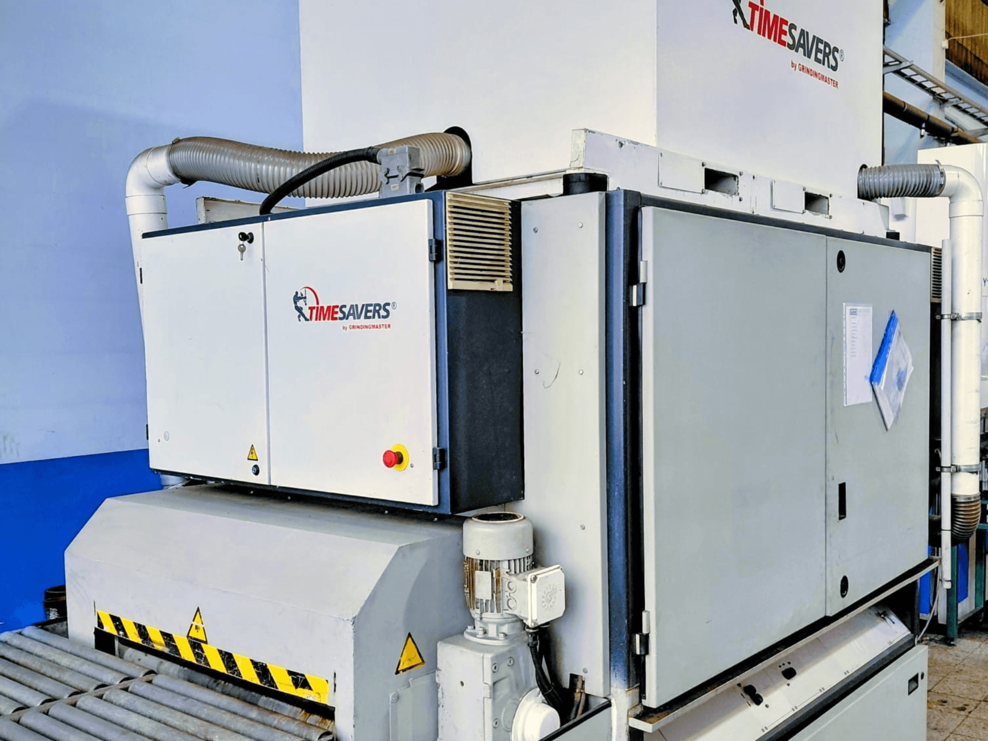 Máquina de lixar industrial TIME SAVERS, vista lateral, com rolo ajustável, painel de controlo e sistema de extração de poeiras.