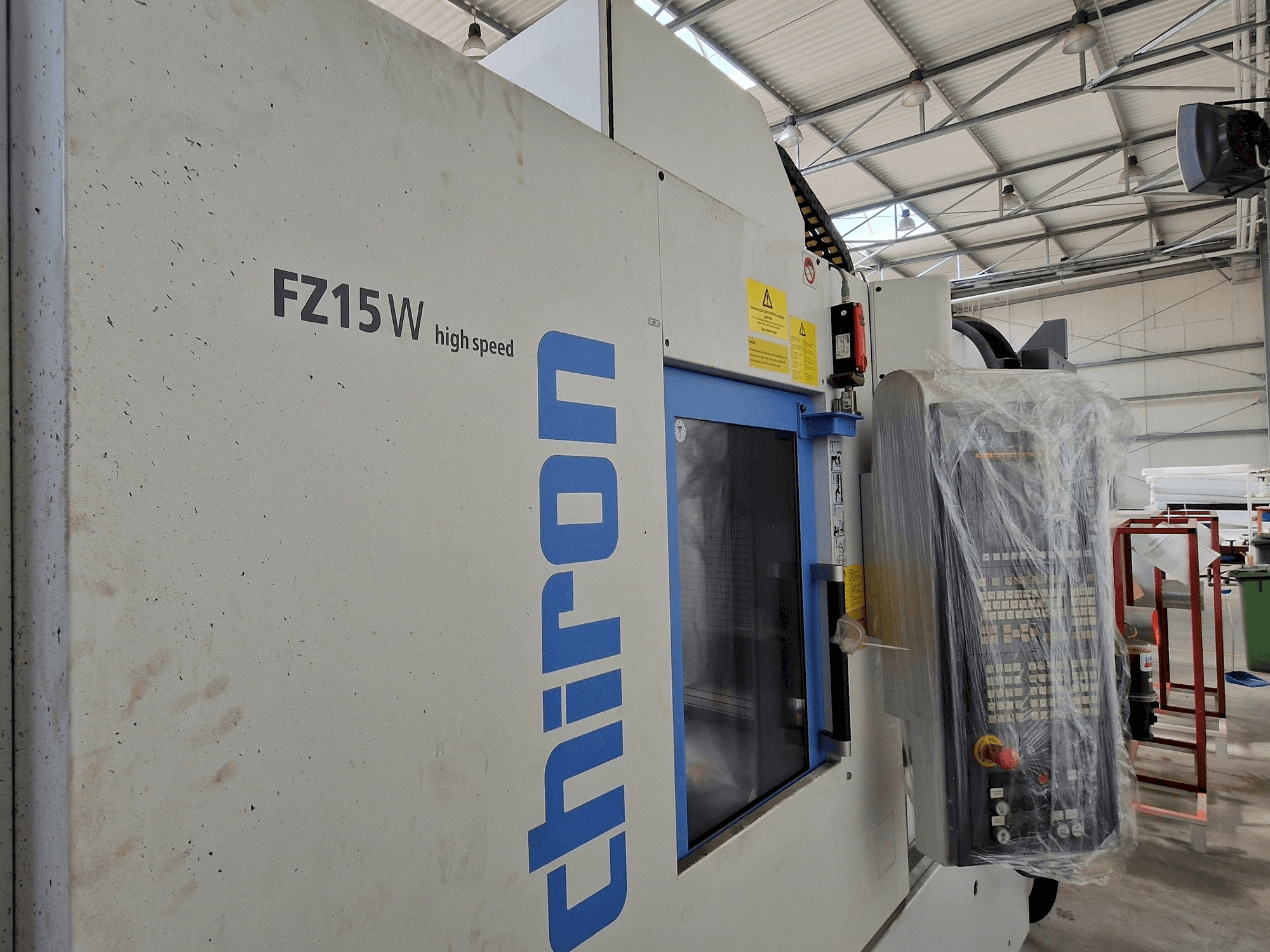 Vista Lateral Esquerda da CHIRON FZ15 W HS máquina