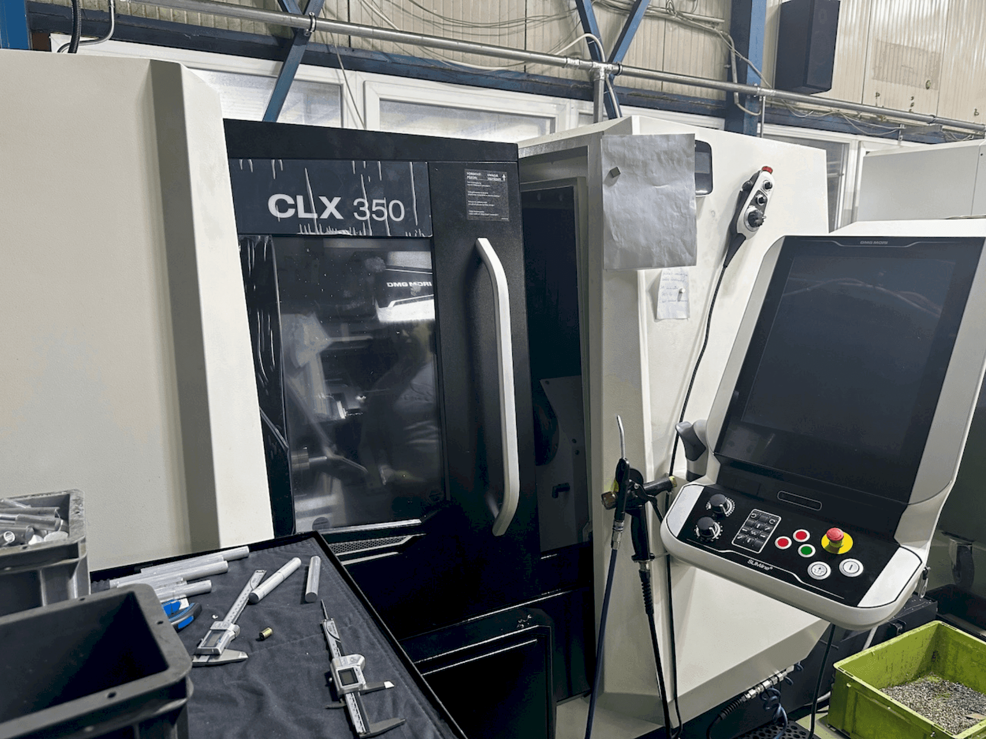 Vista Frontal da DMG MORI CLX 350 V6 máquina