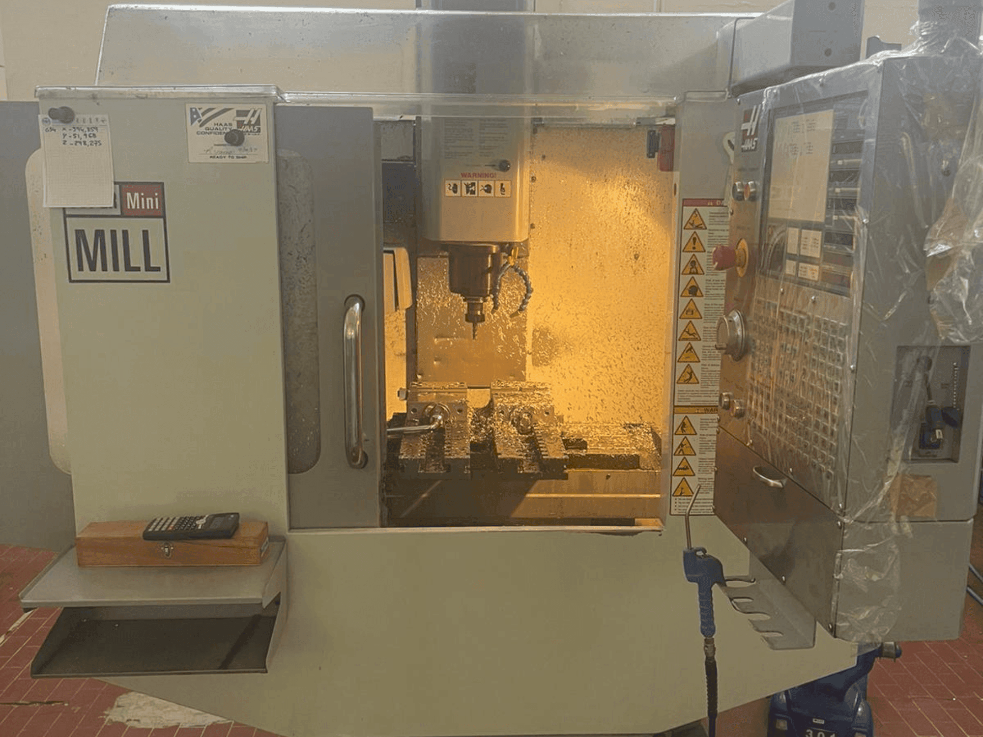 Vista Frontal da HAAS S MiniMill HE máquina