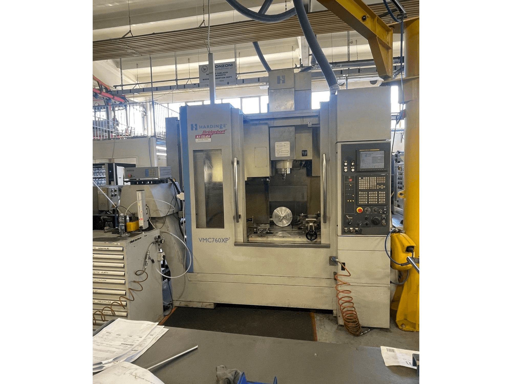 Vista Frontal da HARDINGE Bridgeport VMC 760 XP3 máquina