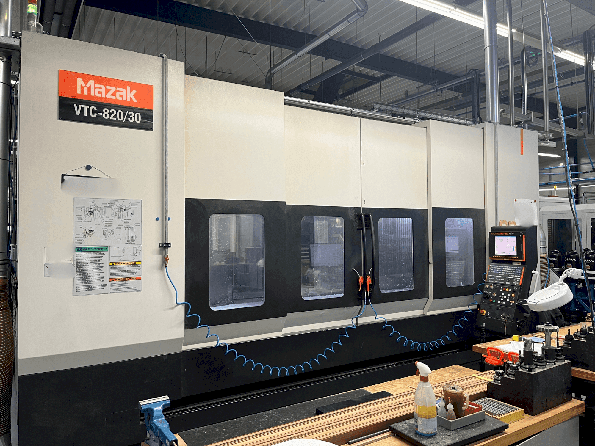 Vista Frontal da Mazak VTC-820/30 máquina