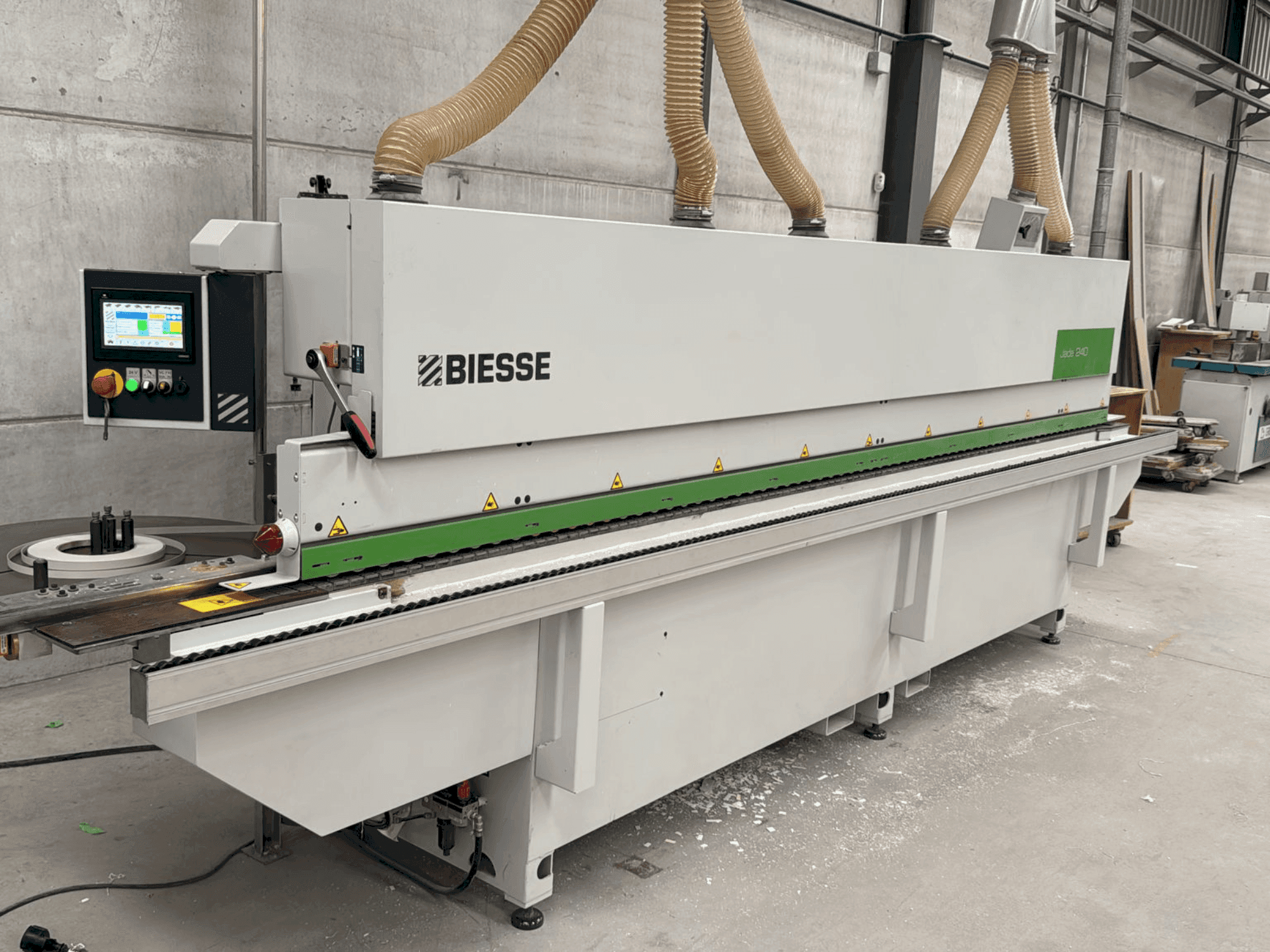 Vista Frontal da BIESSE Jade 240 máquina