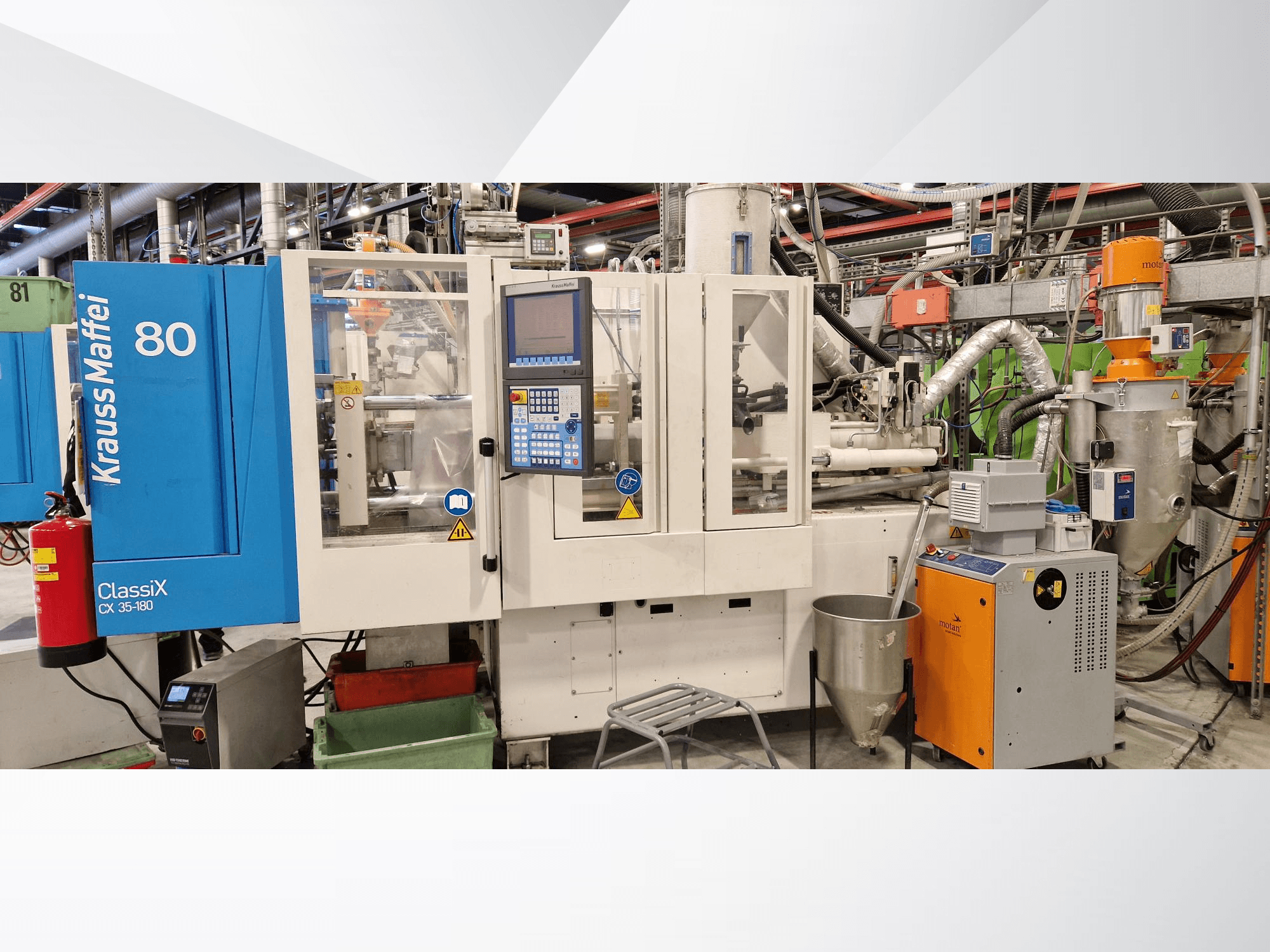 Máquina de moldagem por injeção hidráulica Krauss Maffei ClassiX CX 35-180, vista frontal, com painel de controlo e equipamento auxiliar visíveis.