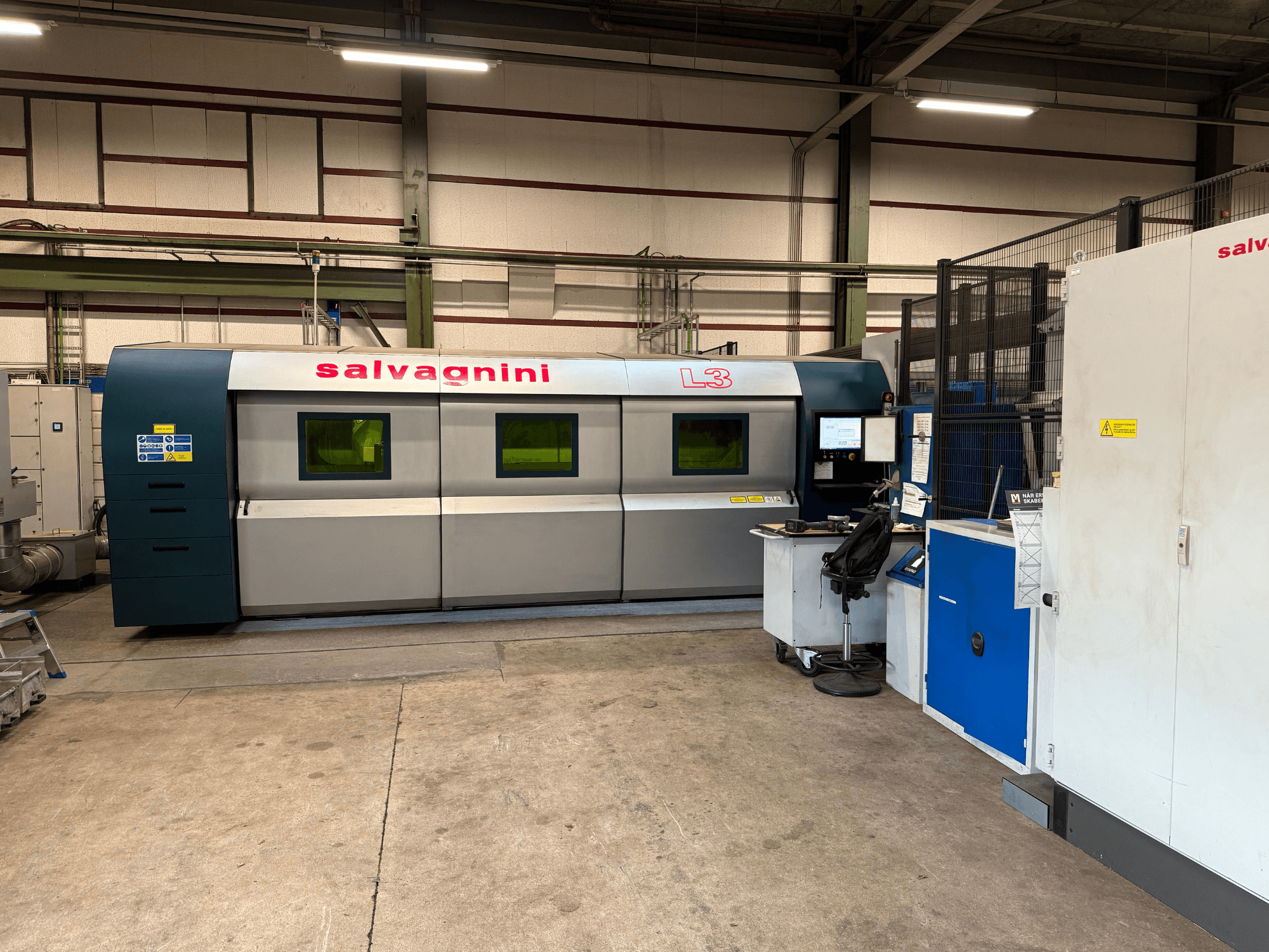 Máquina de corte a laser de fibra Salvagnini L3-4020 com configuração de fábrica, vista frontal, apresentando o painel de controlo e o sistema de manuseamento.