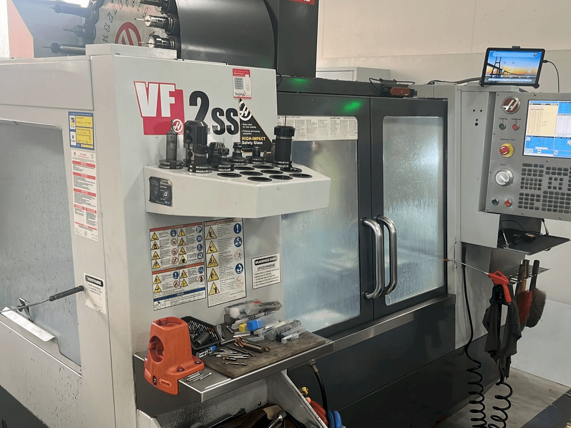 Vista Frontal da HAAS VF-2SS máquina