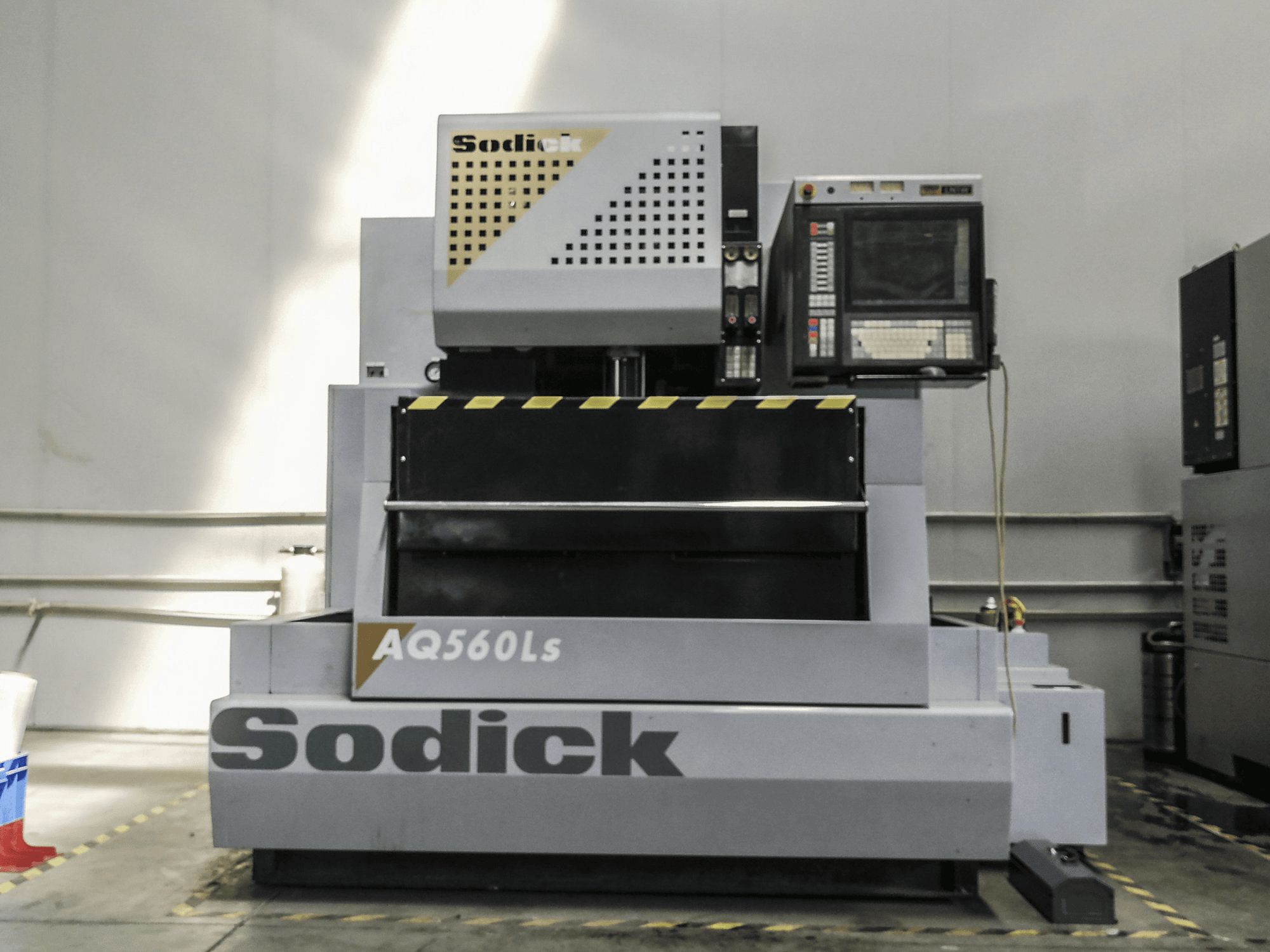 Vista Frontal da Sodick AQ560LS máquina