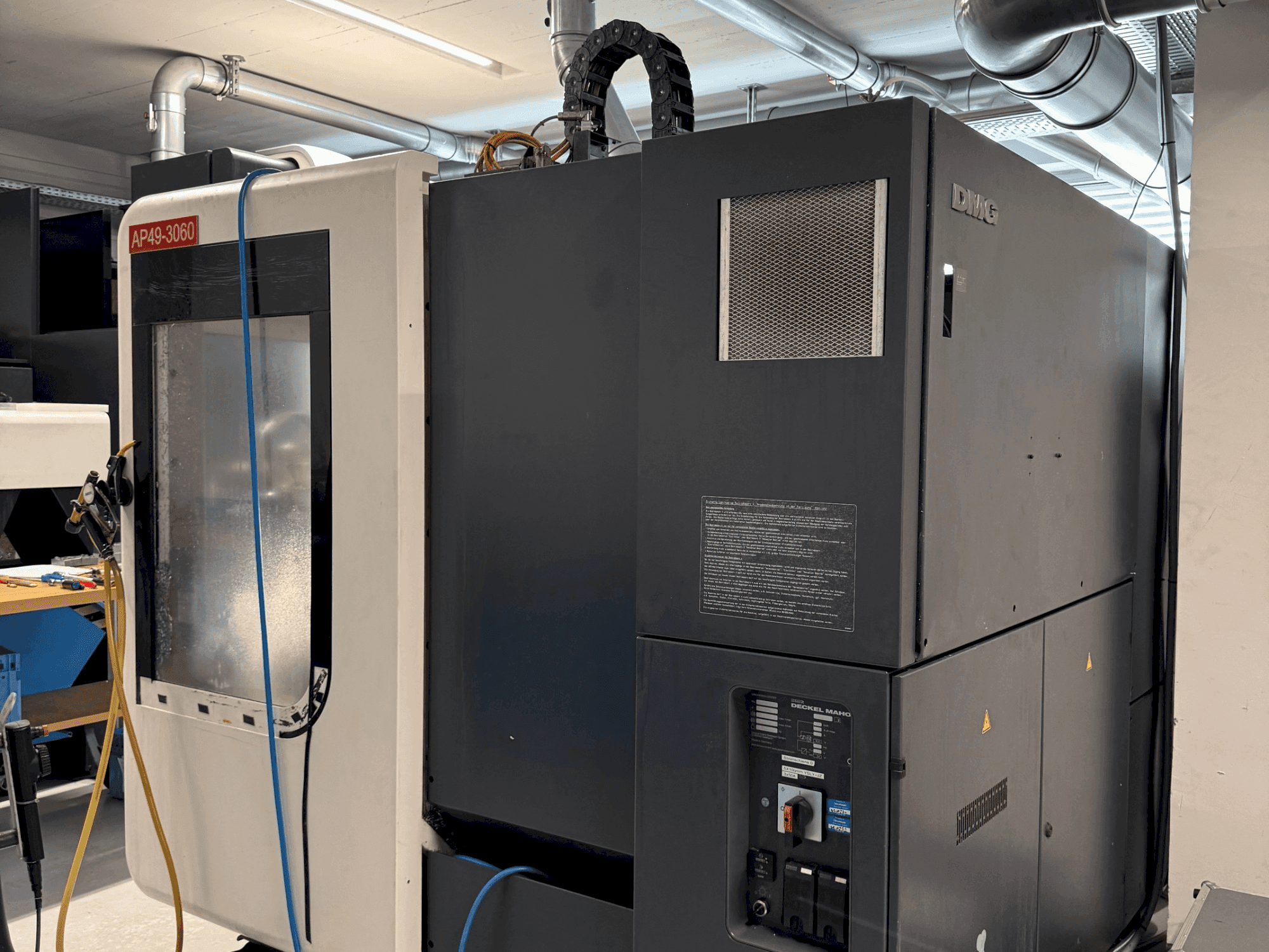 Vista Frontal da DMG DECKEL MAHO DMU 70 Evolution linear máquina