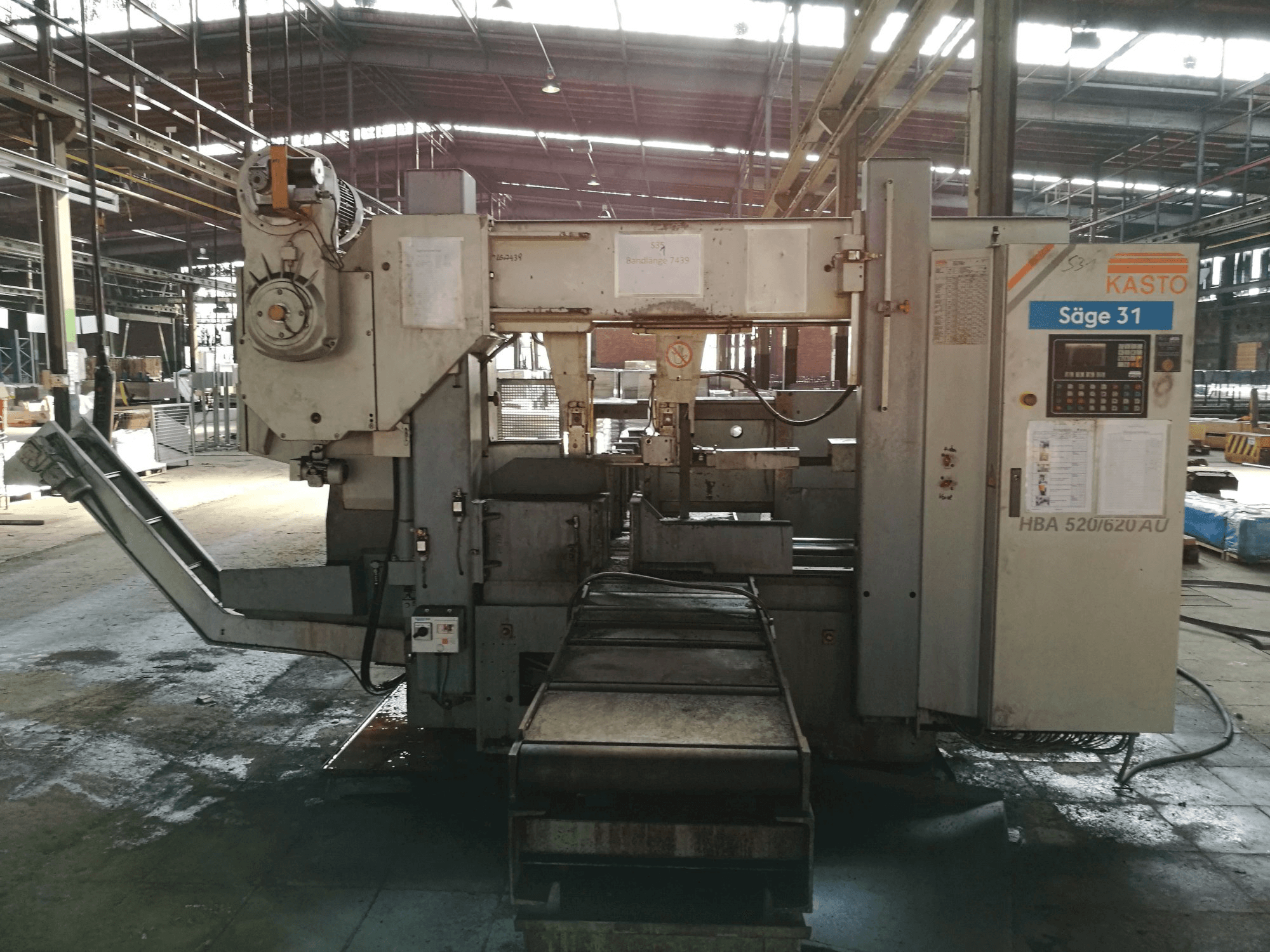 Vista Frontal da KASTO HBA 520/620 AU máquina