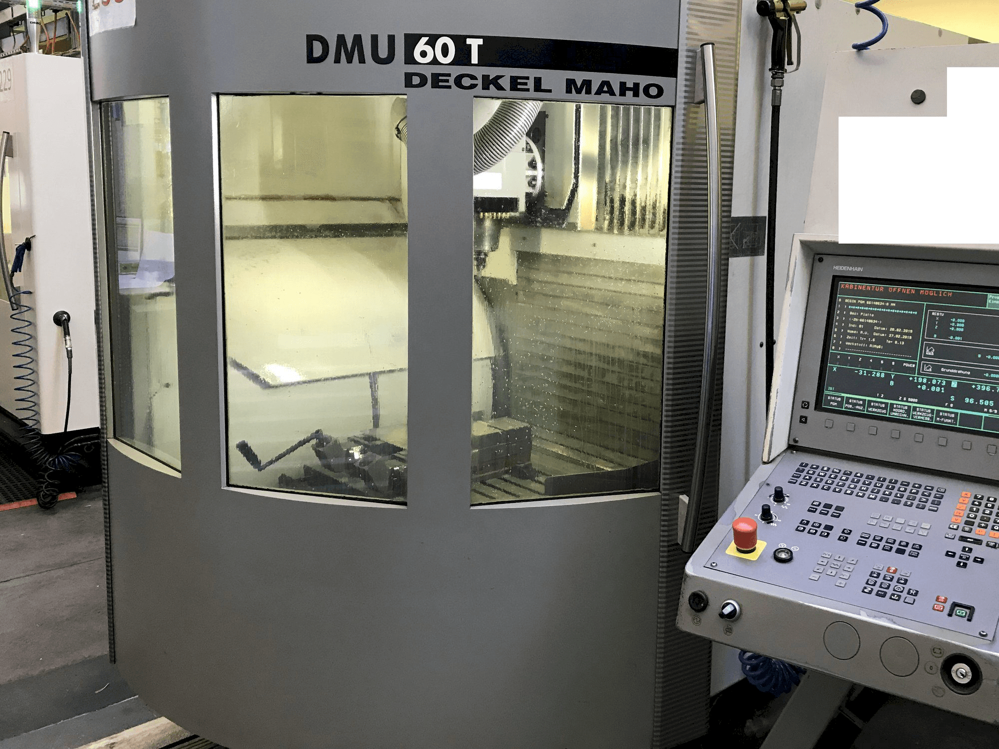 Vista Frontal da DECKEL MAHO DMU60T máquina