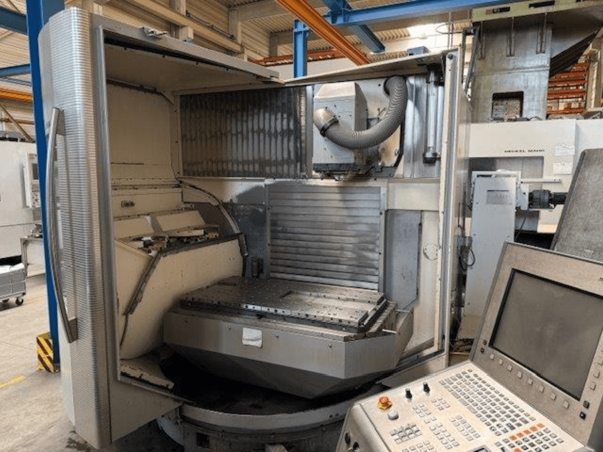 Centro de maquinação vertical DMG MORI DMU 80T, vista frontal mostrando a caixa aberta e o painel de controlo.