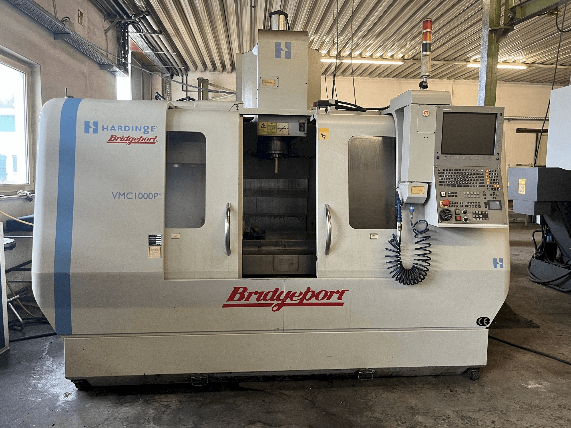 Vista Frontal da Hardinge Bridgeport VMC 1000 P3 máquina