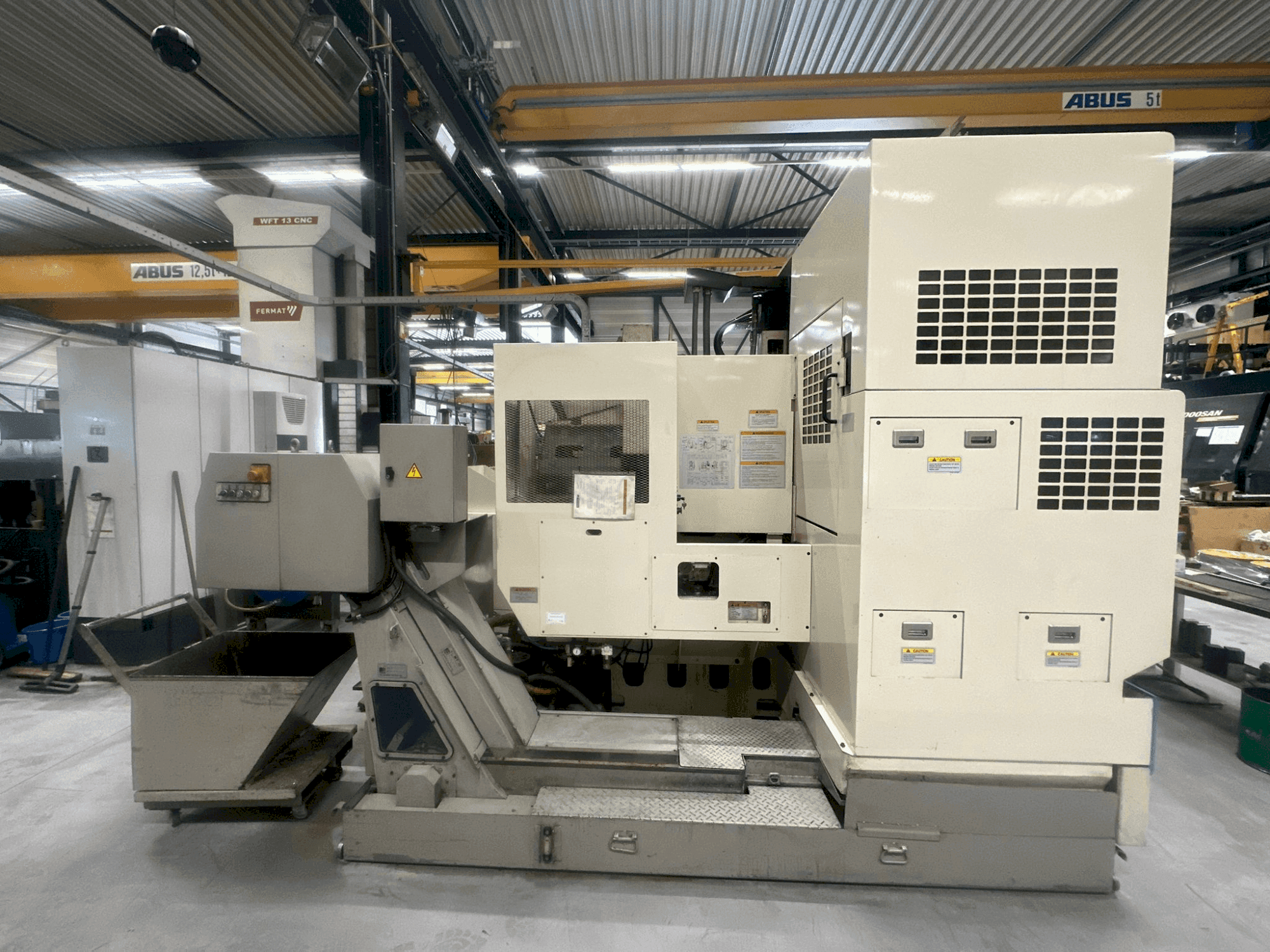 Vista Frontal da Okuma MX-55VB máquina