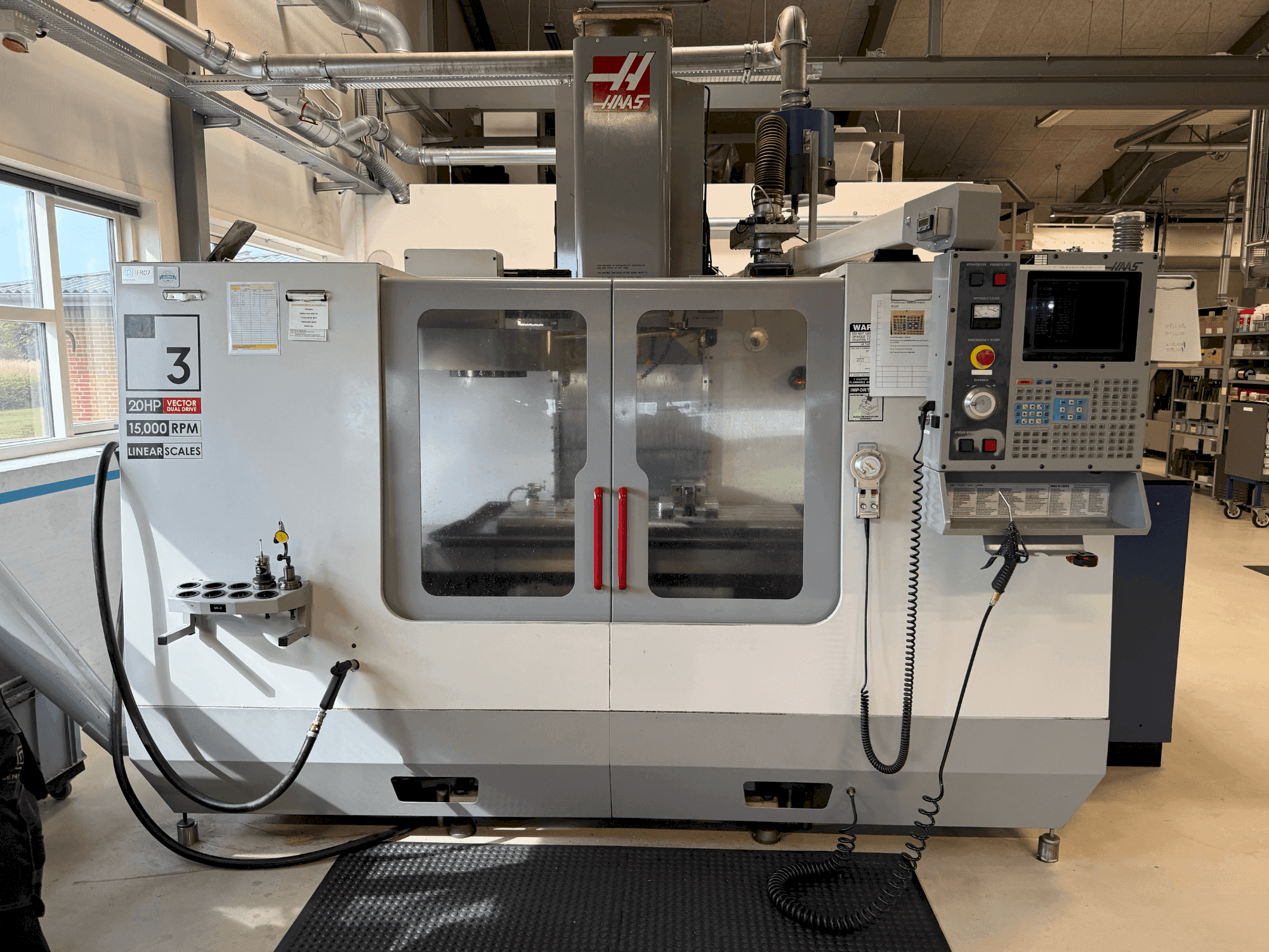 Vista Frontal da HAAS VF-3DHE máquina