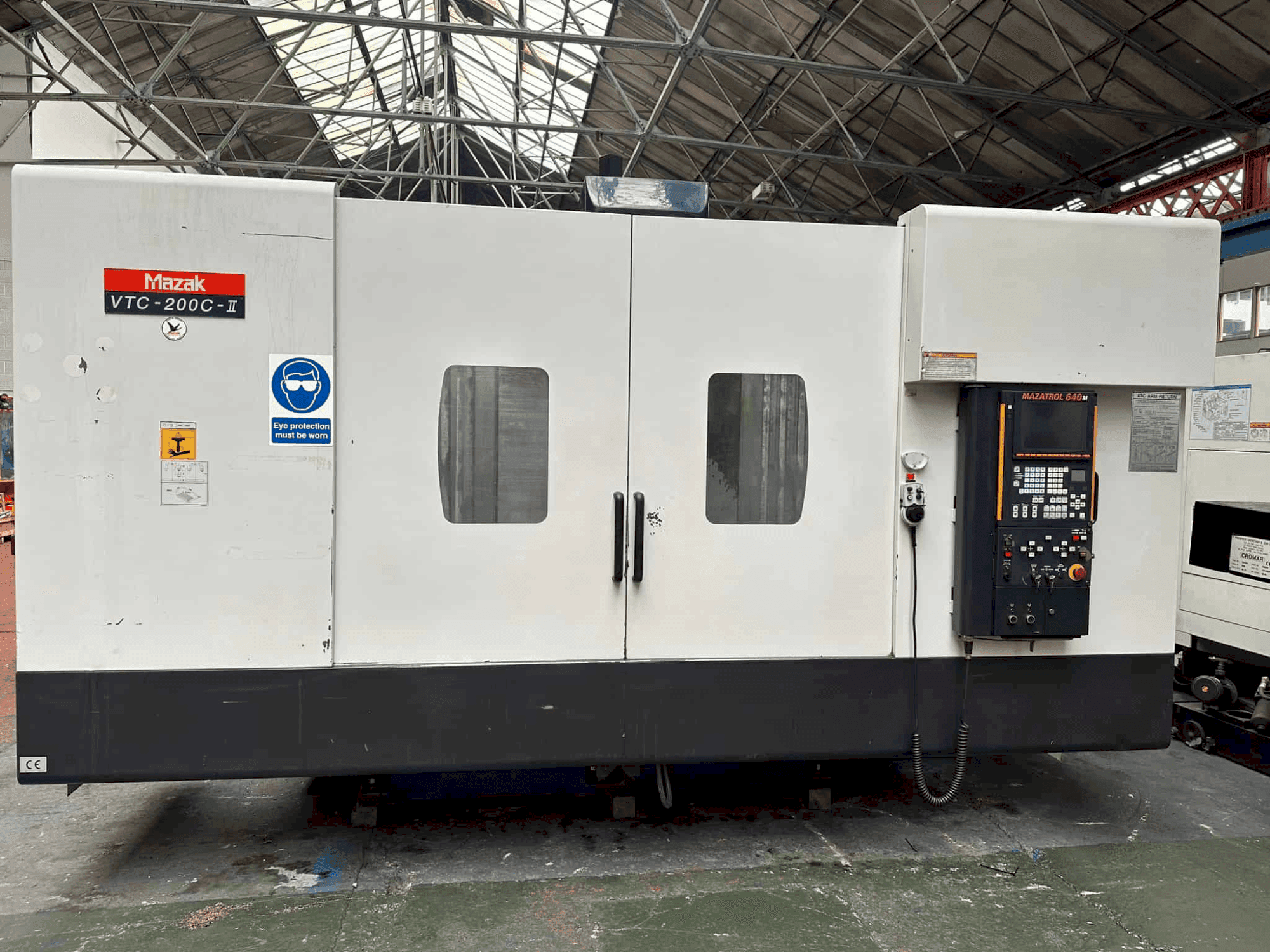 Vista Frontal da Mazak VTC - 200C máquina