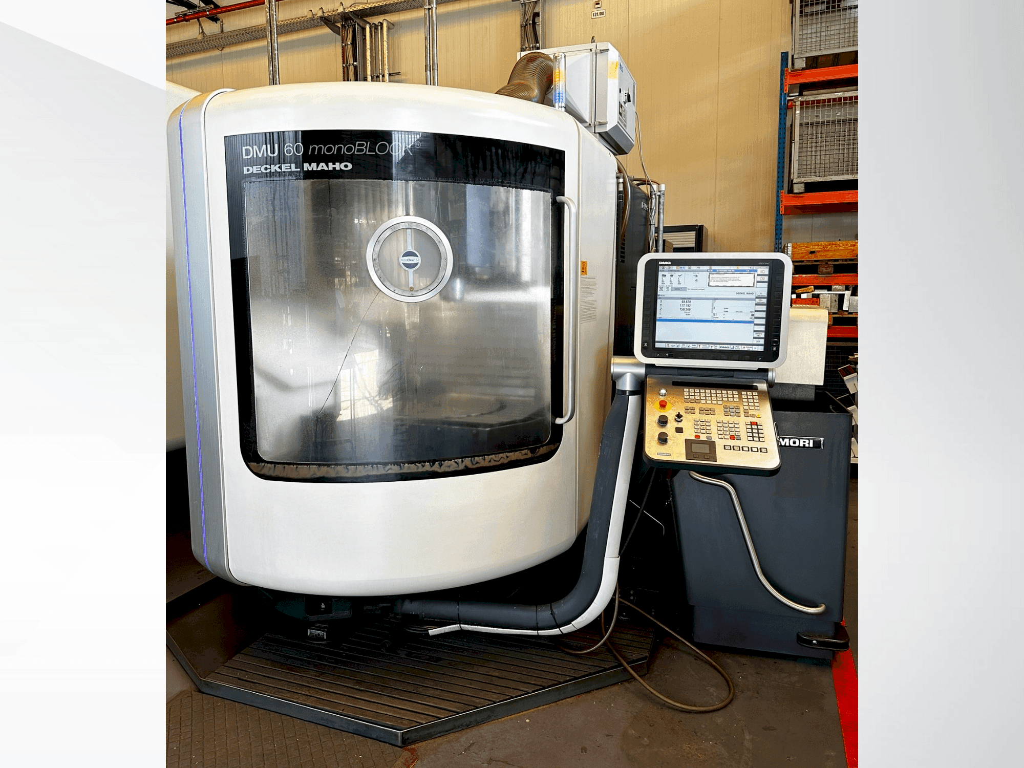 Vista Frontal da DMG MORI DMU 60 monoBLOCK máquina