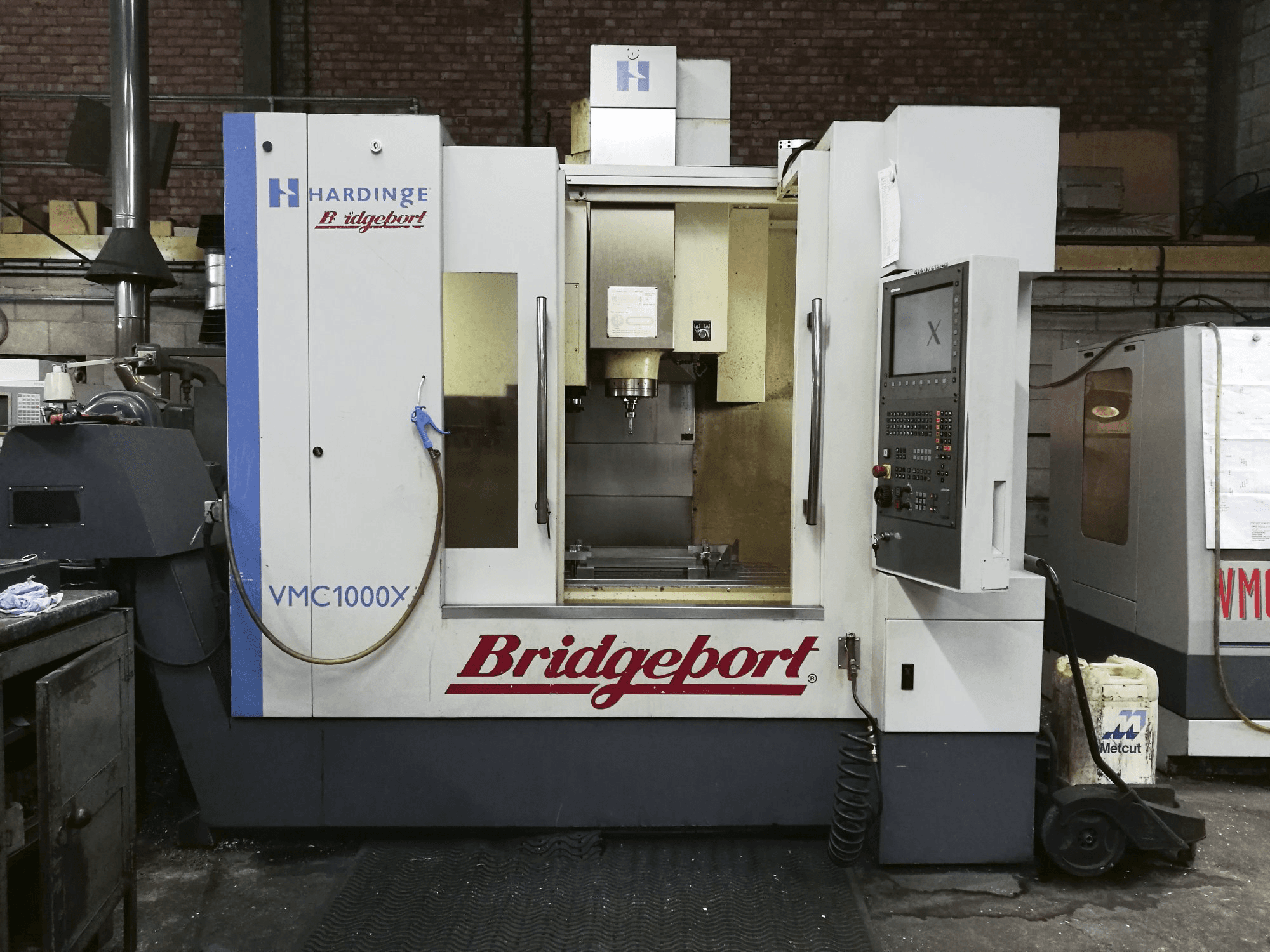 Vista Frontal da Bridgeport VMC XP3-1000 máquina