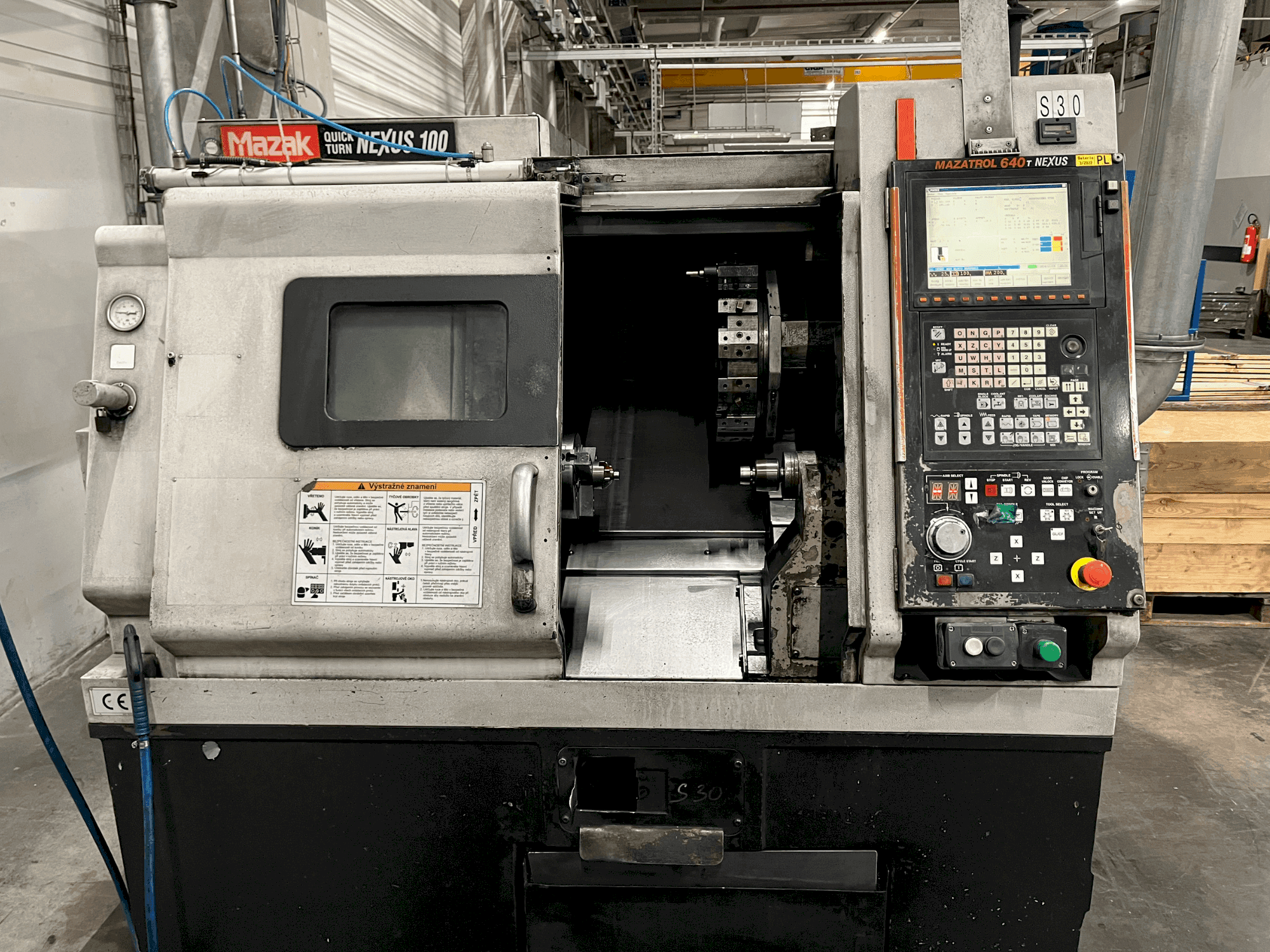 Vista Frontal da Mazak Quick Turn Nexus 100 máquina