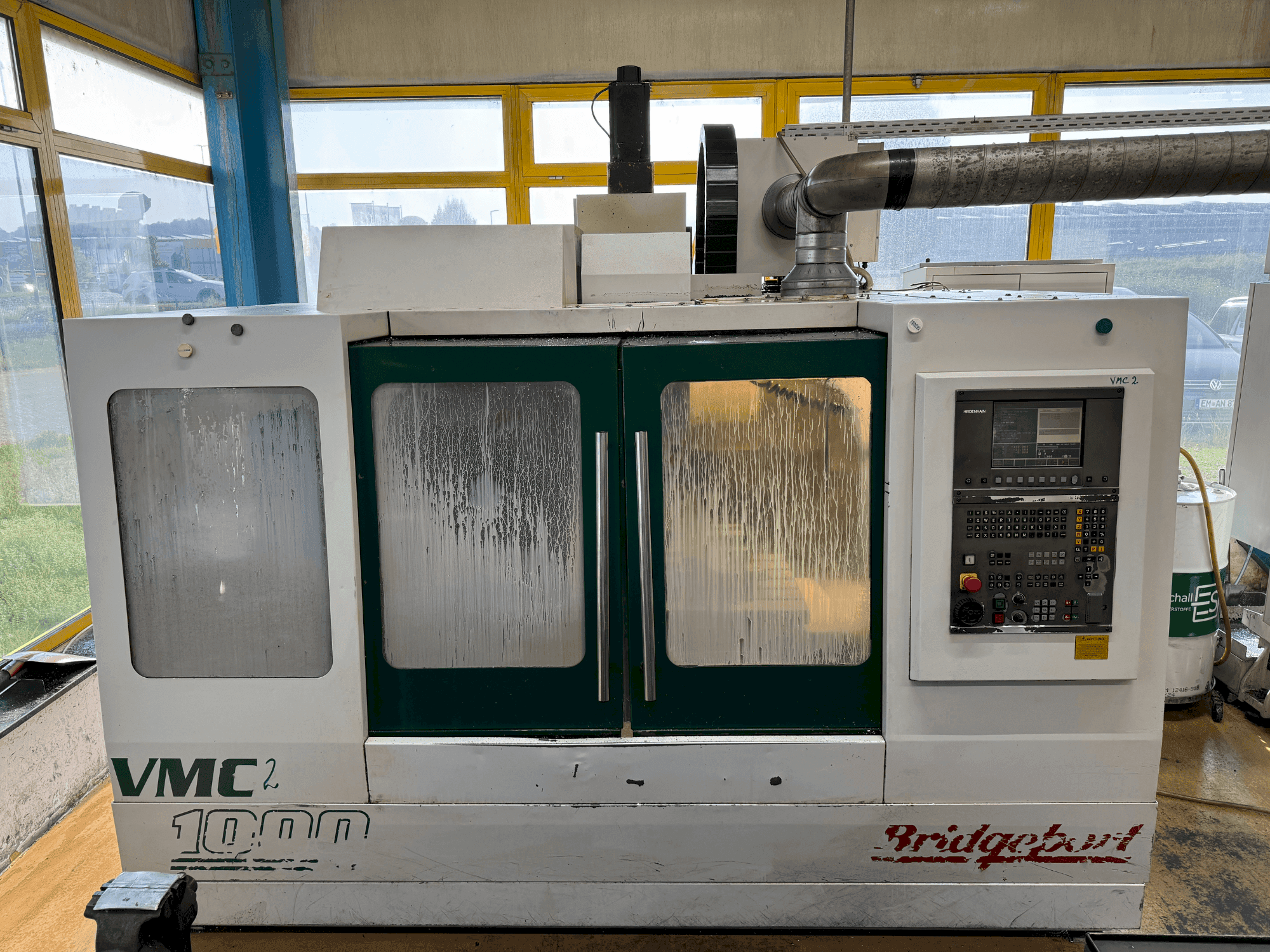 Vista Frontal da Bridgeport VMC 1000/22 máquina