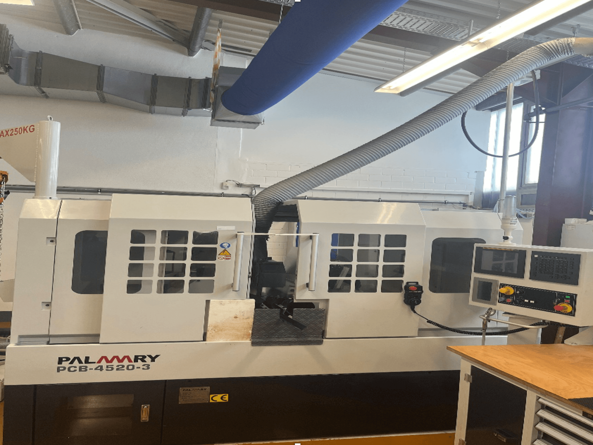 Máquina de retificação sem centros PALMARY PCB-4520-3, vista frontal, com painel de controlo e sistema de extração de poeira.