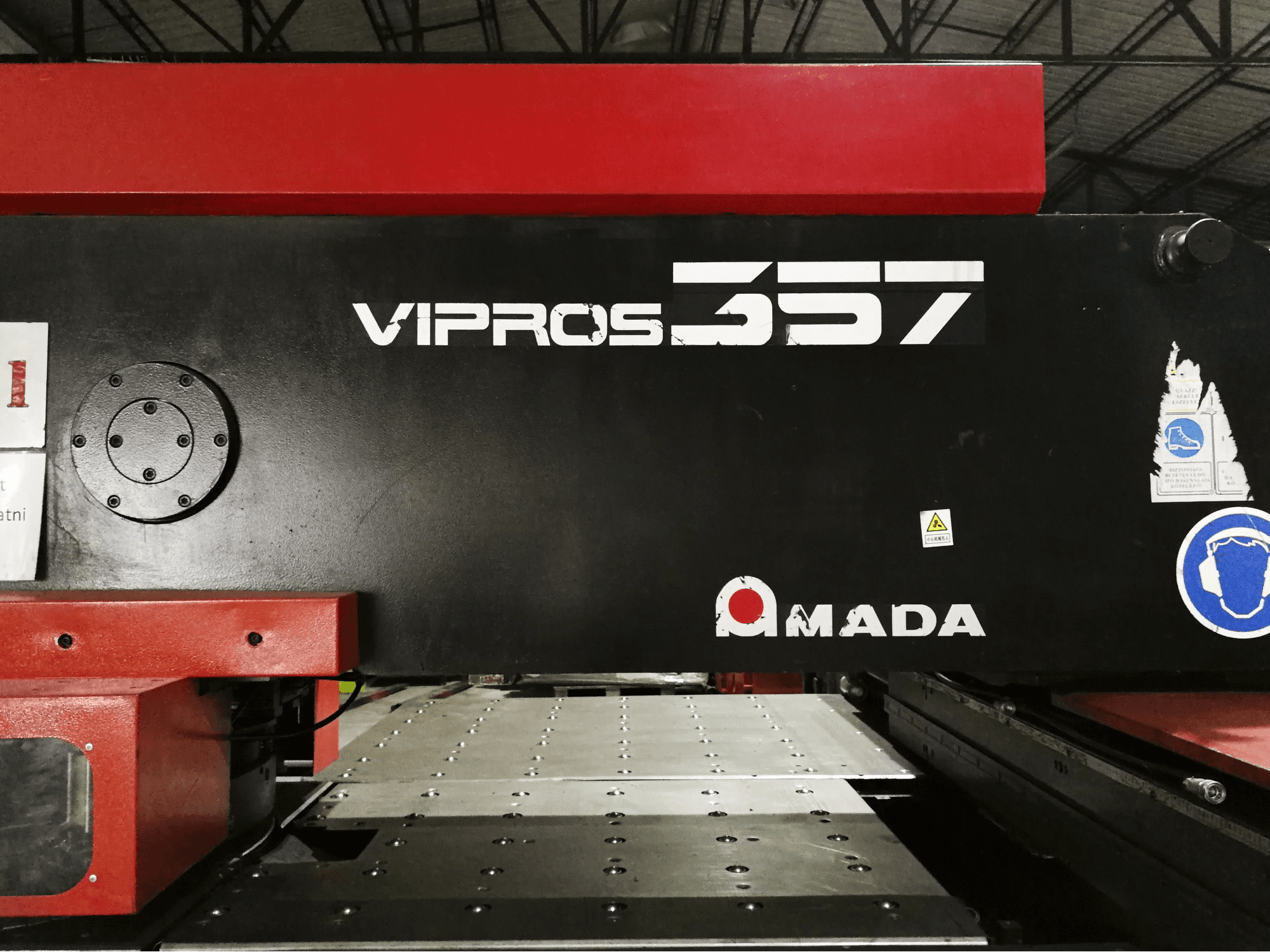 Vista Frontal da AMADA Vipros 357 máquina