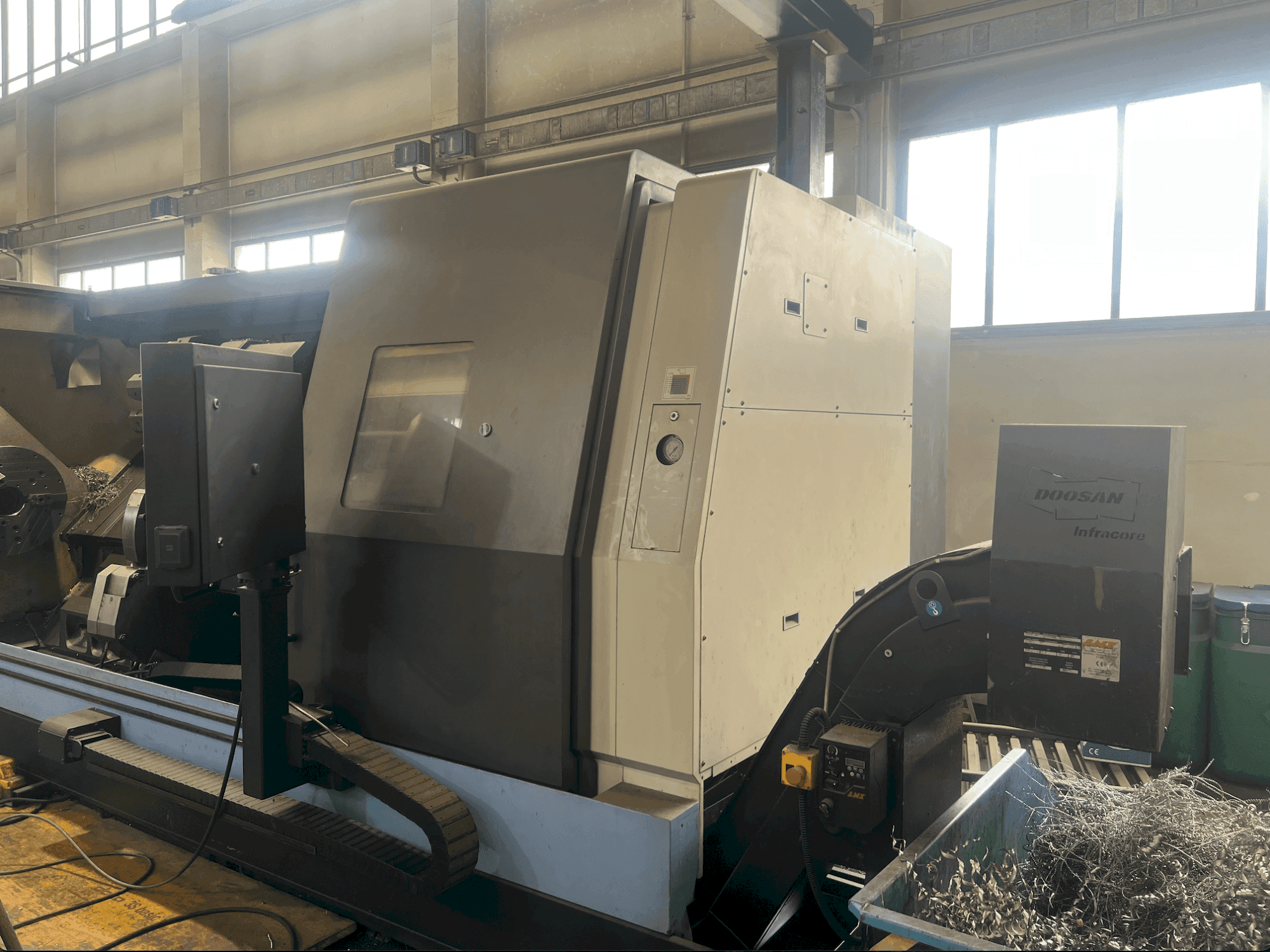 Vista Frontal da DOOSAN Puma 700 LM máquina