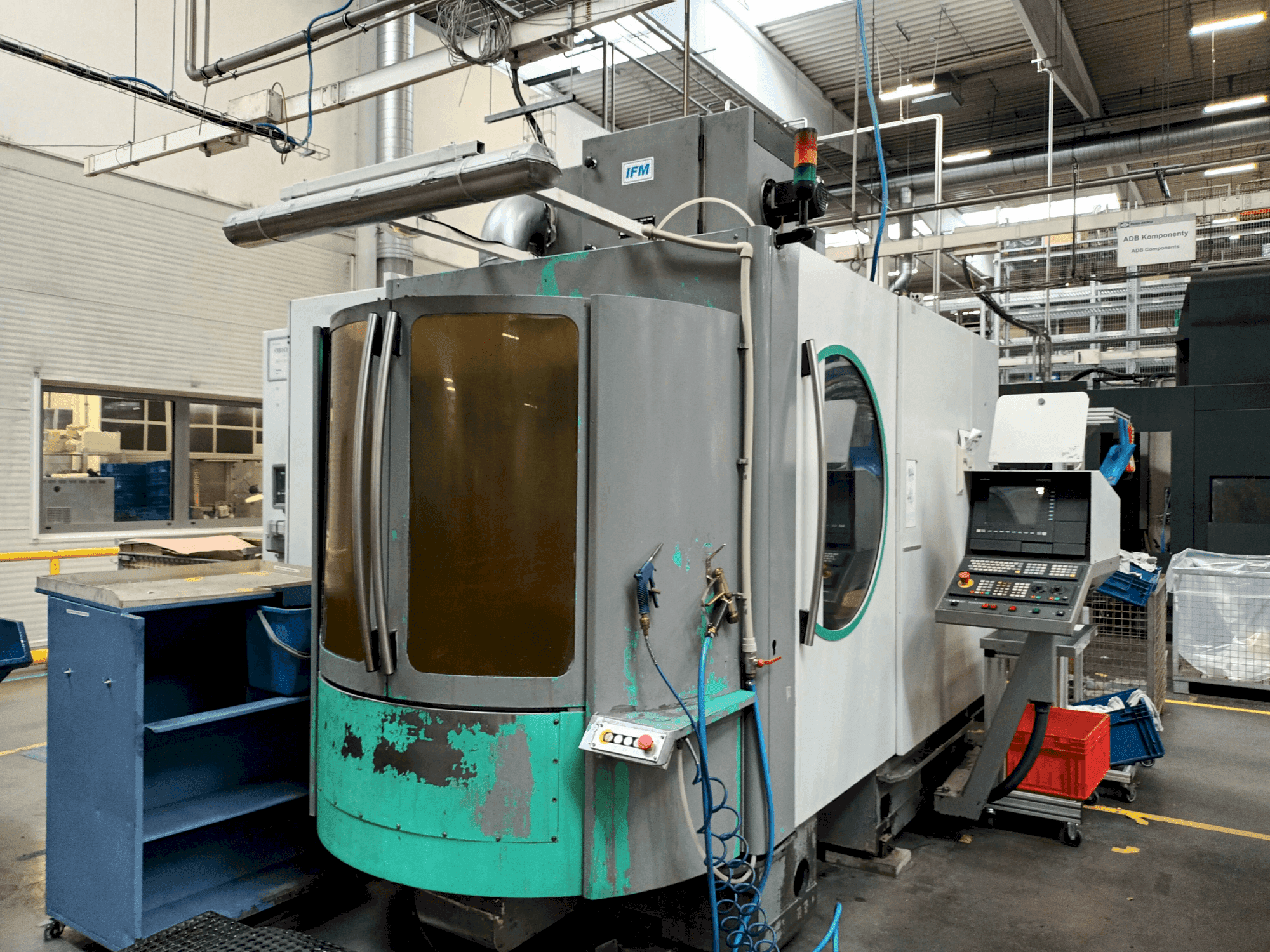 Vista Frontal da DECKEL MAHO DMC 60H máquina