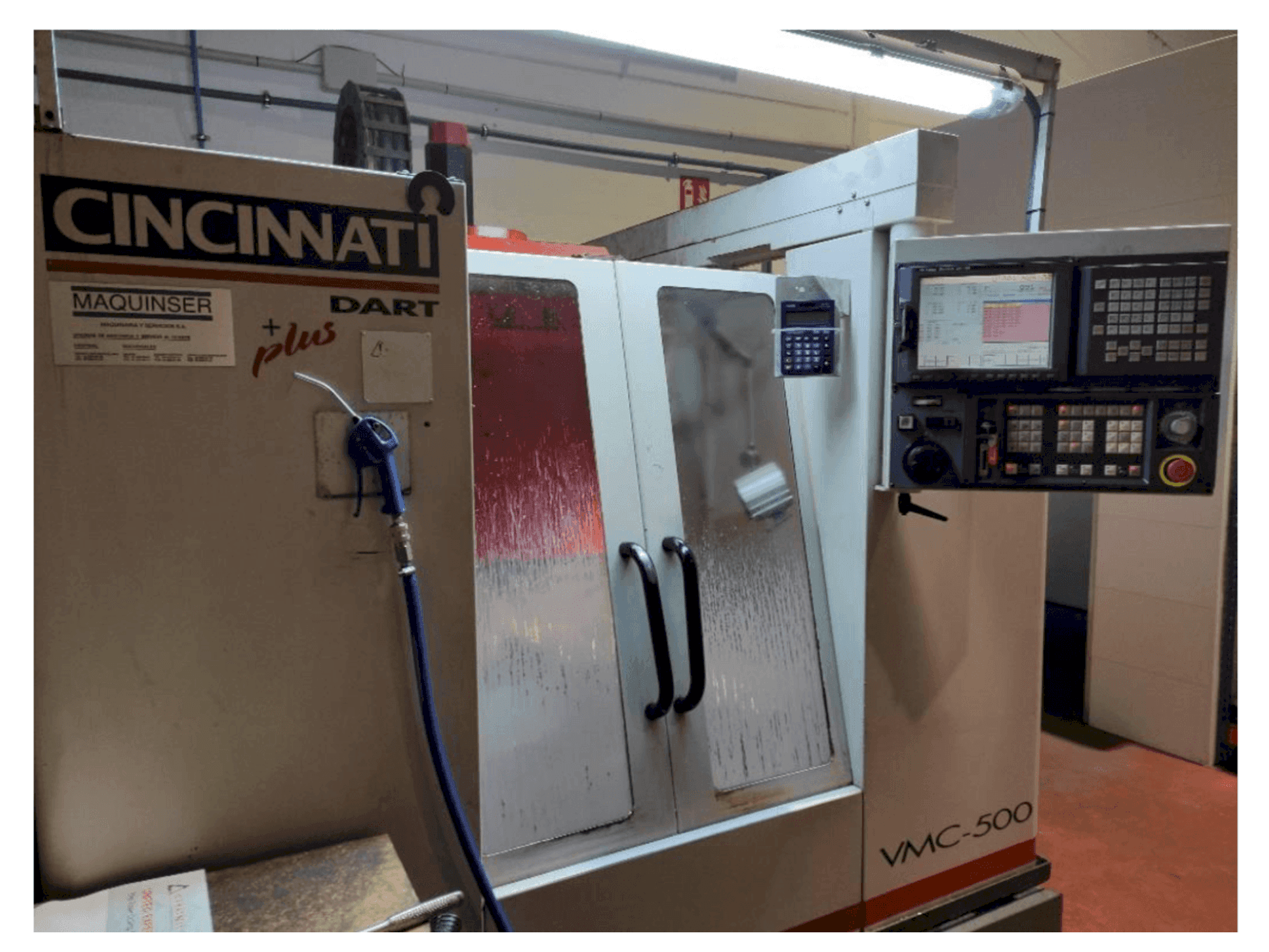 Vista Frontal da Cincinnati Dart Plus VMC-500 máquina