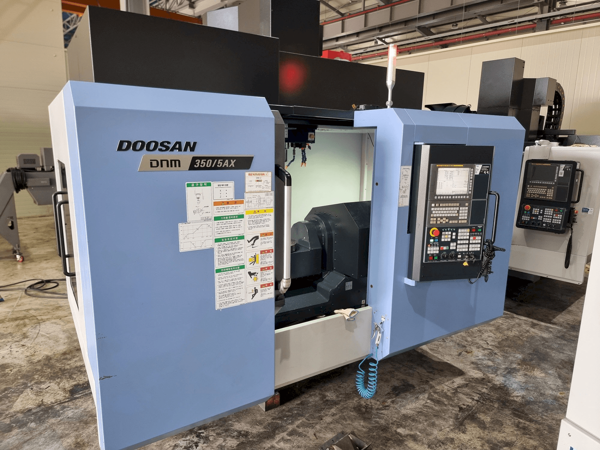 Vista Frontal da Doosan DNM350/5AX máquina