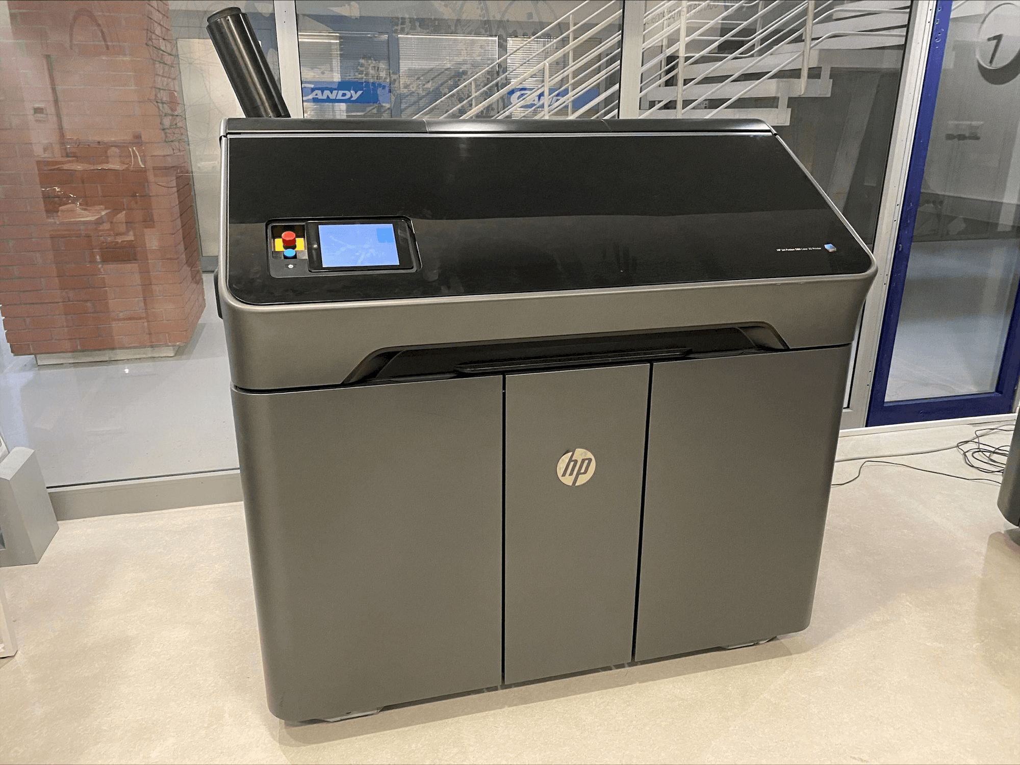 Vista Frontal da HP Jet Fusion 580 Color 3D printer M2K85A máquina