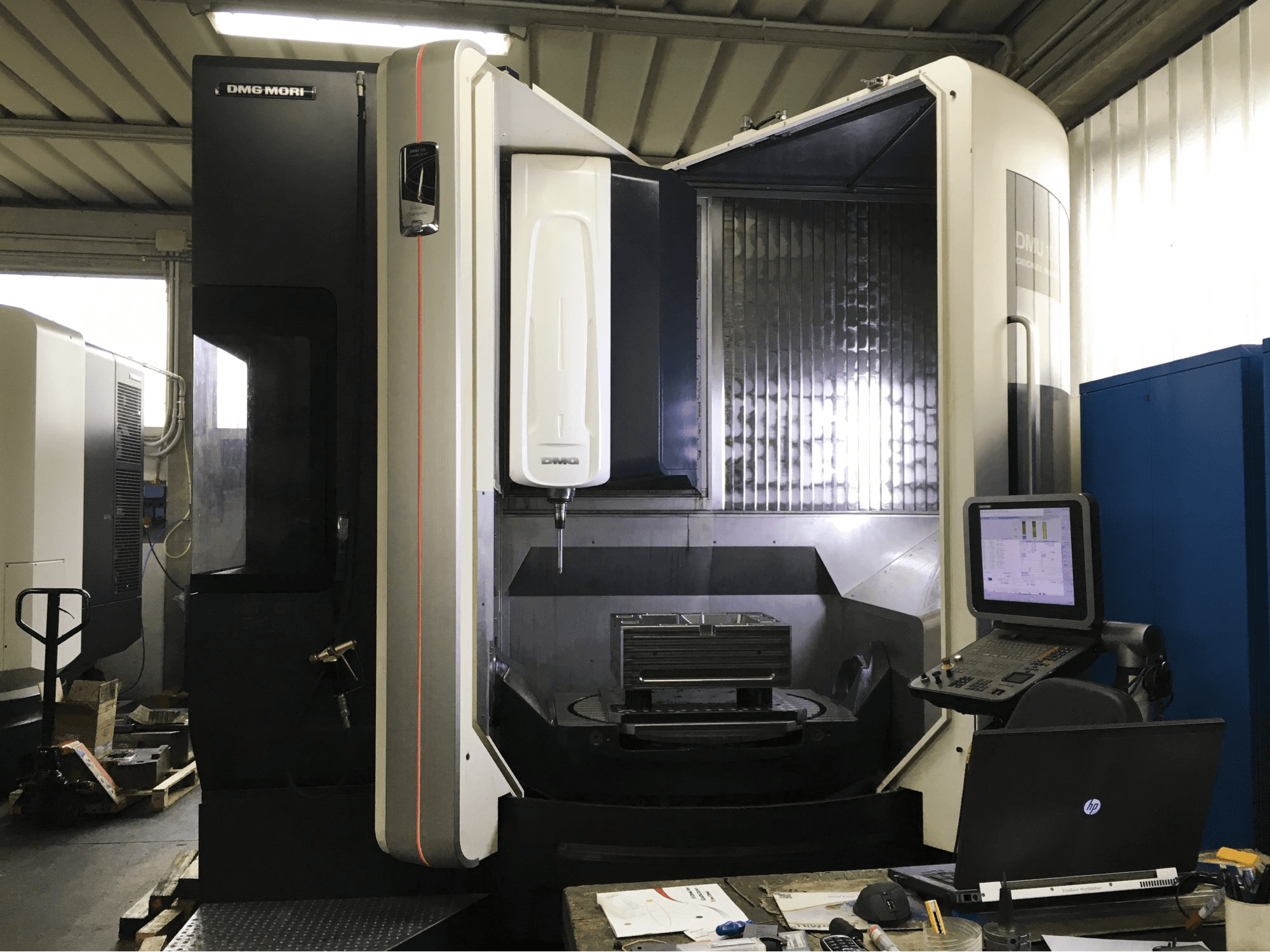 Vista Frontal da DMG MORI DMU 105 monoBLOCK máquina