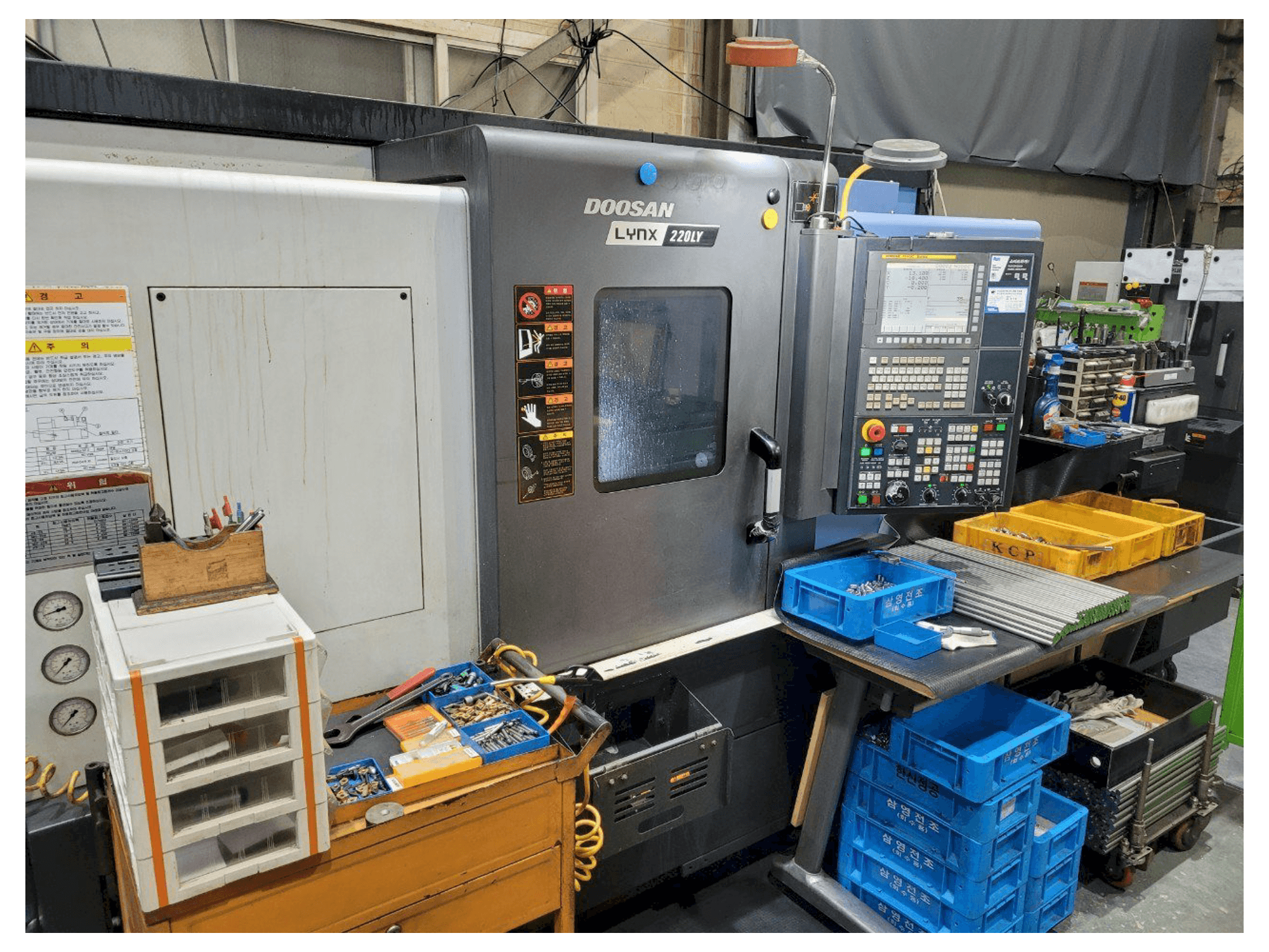 Vista Frontal da Doosan LYNX220LYA máquina