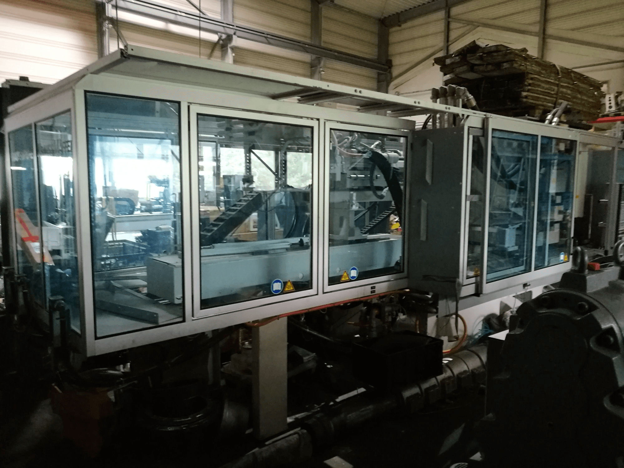 Vista Frontal da Krauss Maffei 280-700-700 C3 Twin máquina