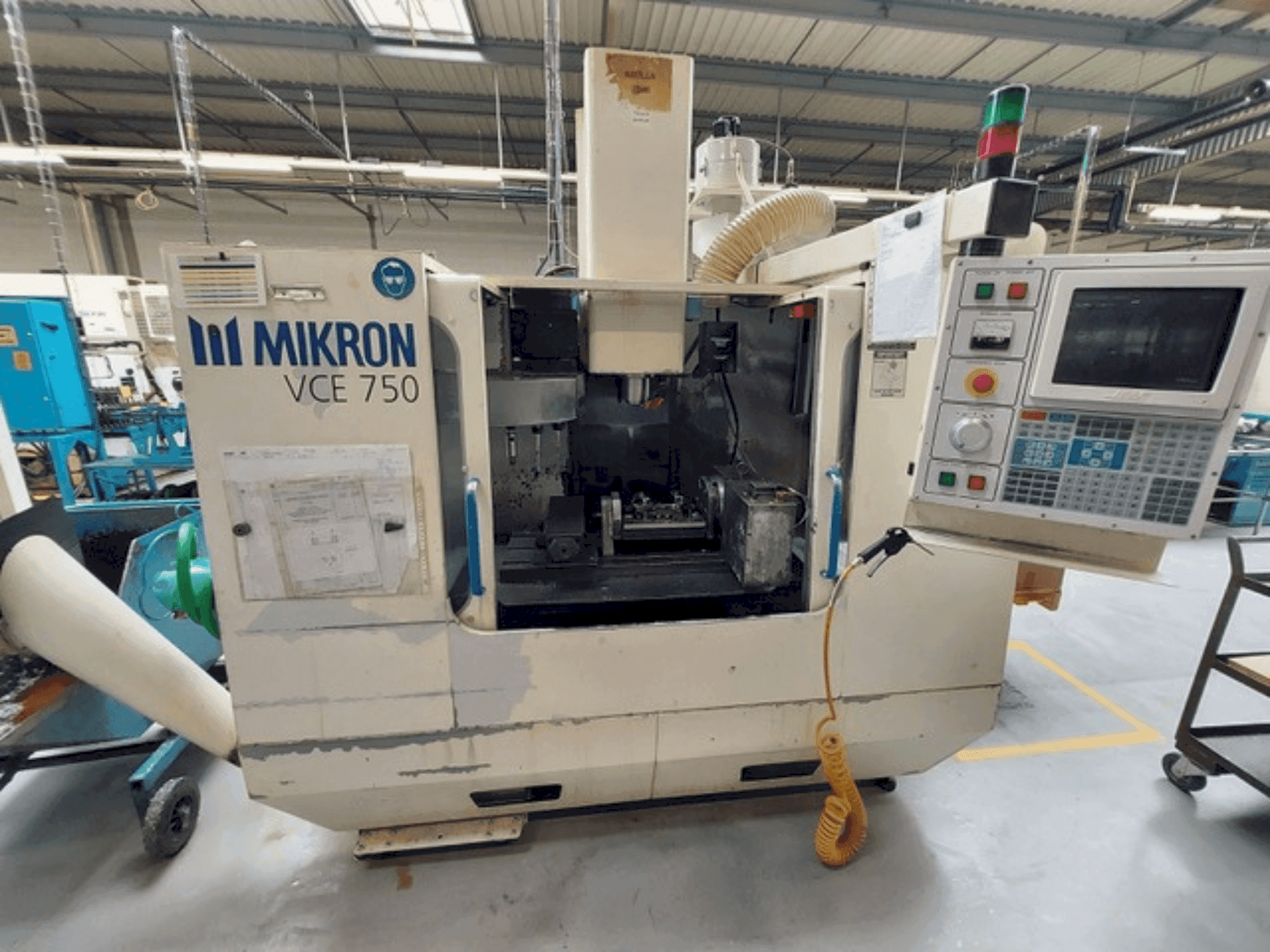 Vista Frontal da HAAS MIKRON VCE 750 máquina