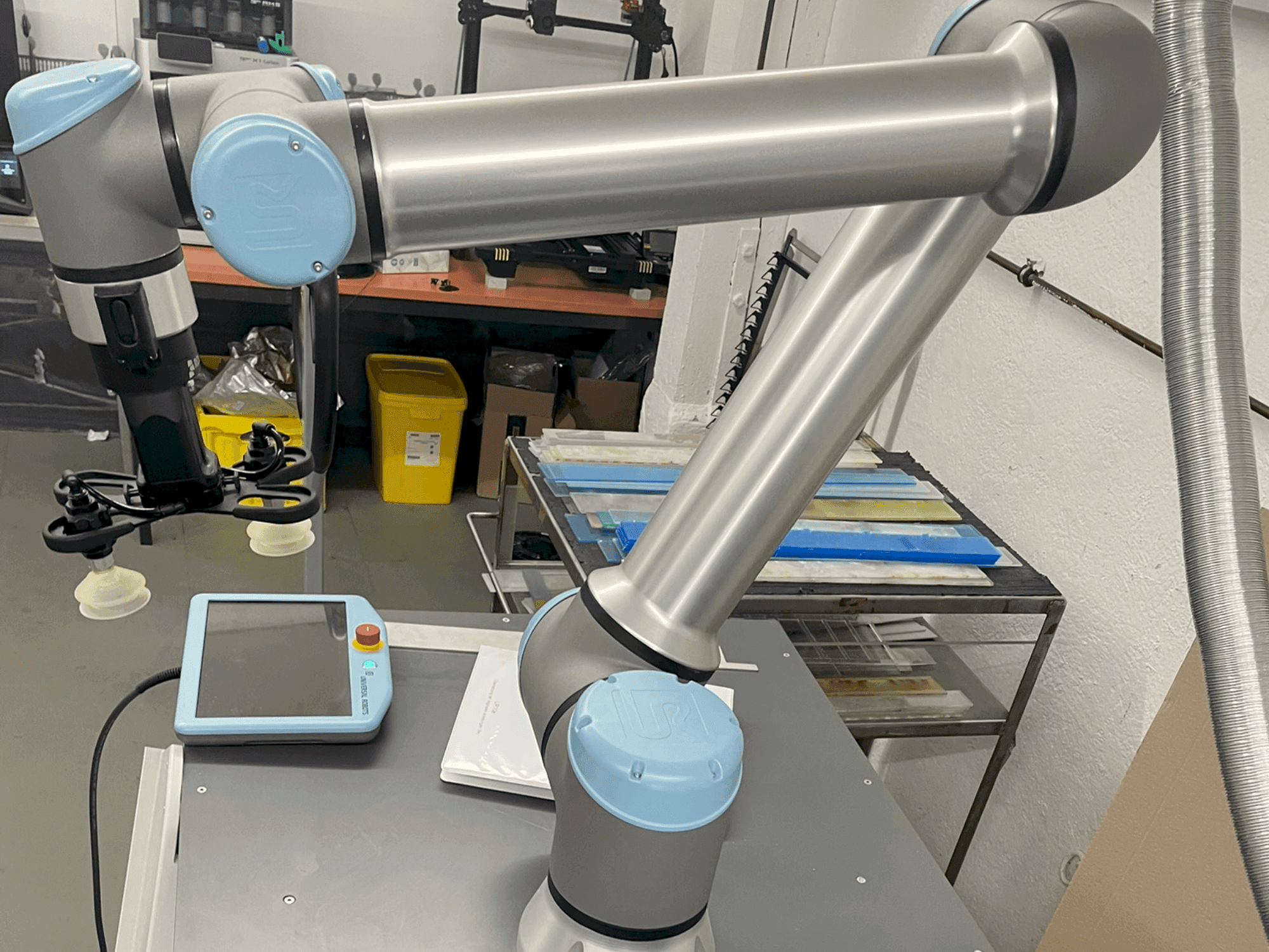 Vista Frontal da Universal Robots UR10 máquina