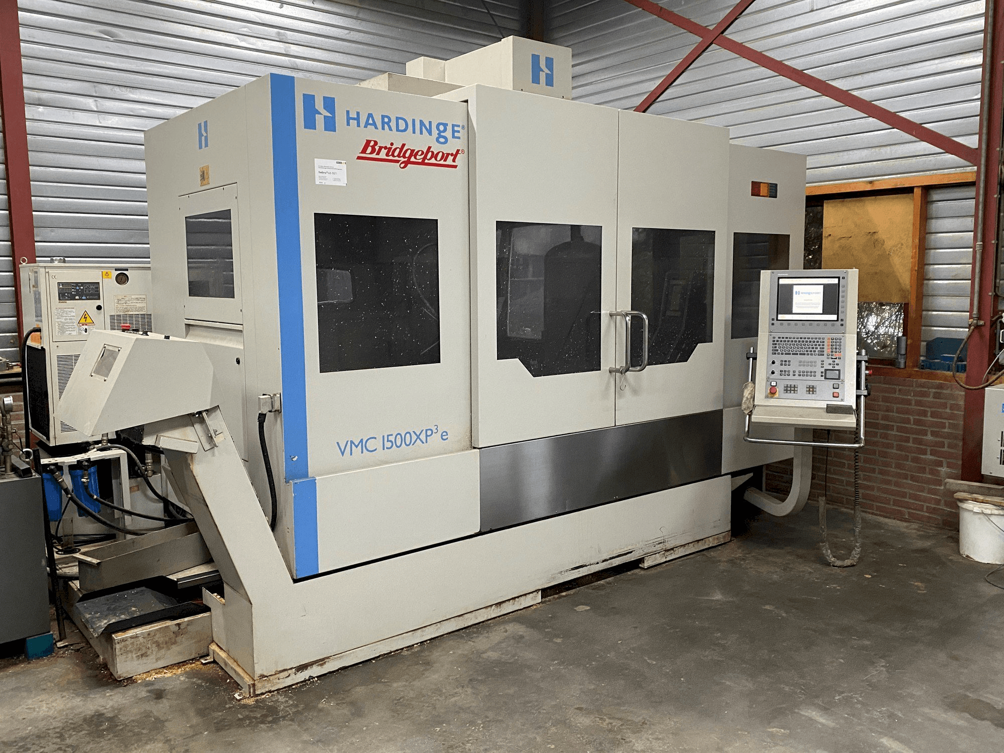Vista Frontal da Bridgeport VMC 1500XP máquina