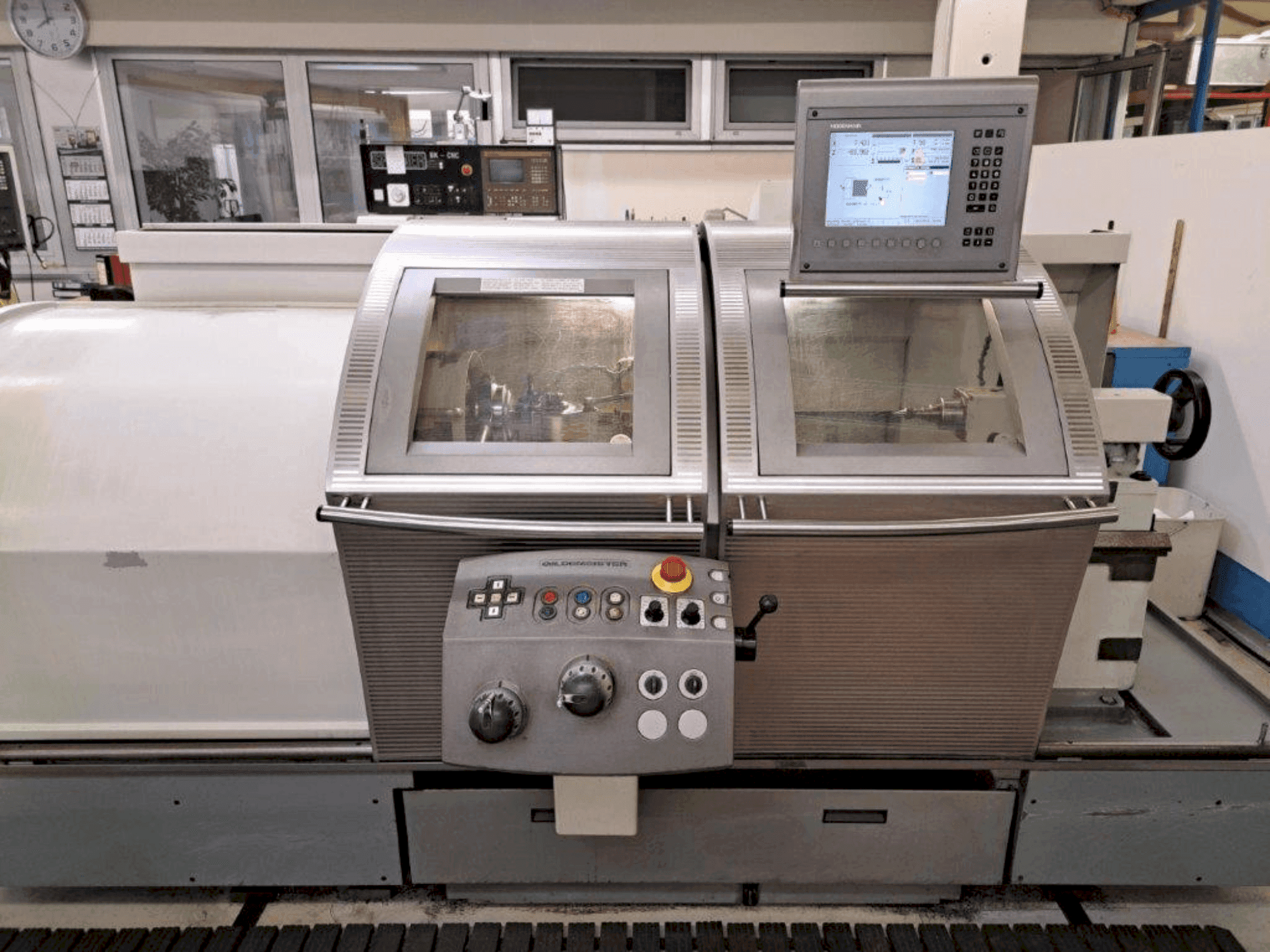 Vista Frontal da Gildemeister NEF520 máquina