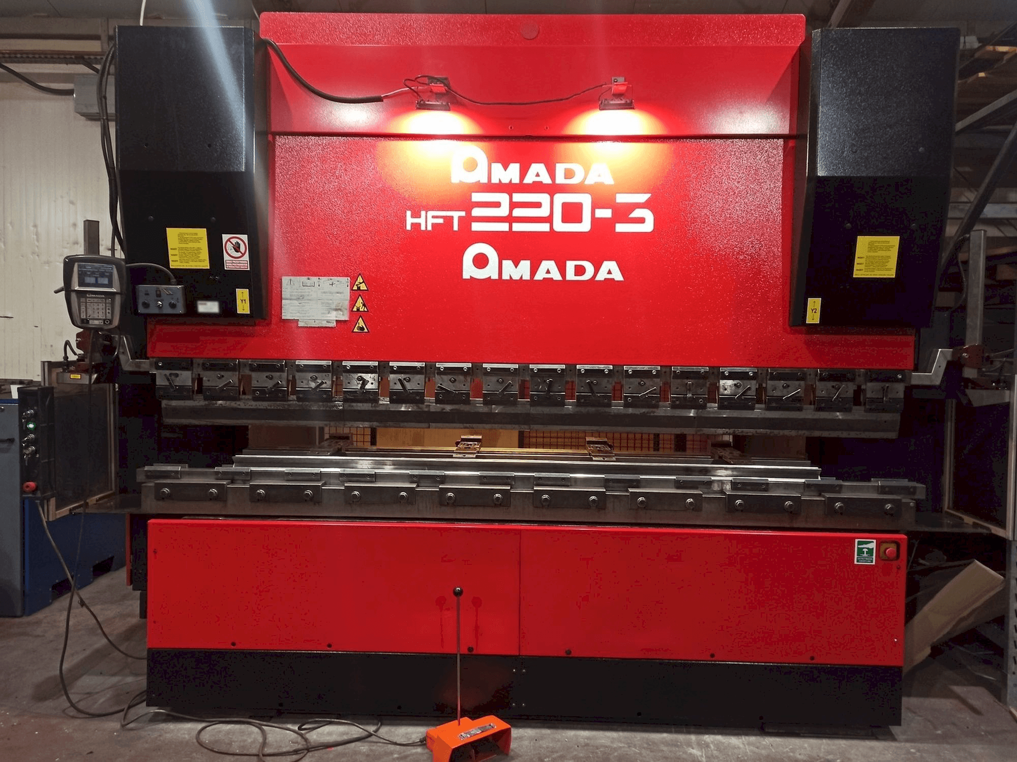 Vista Frontal da AMADA HFT 220-3 máquina
