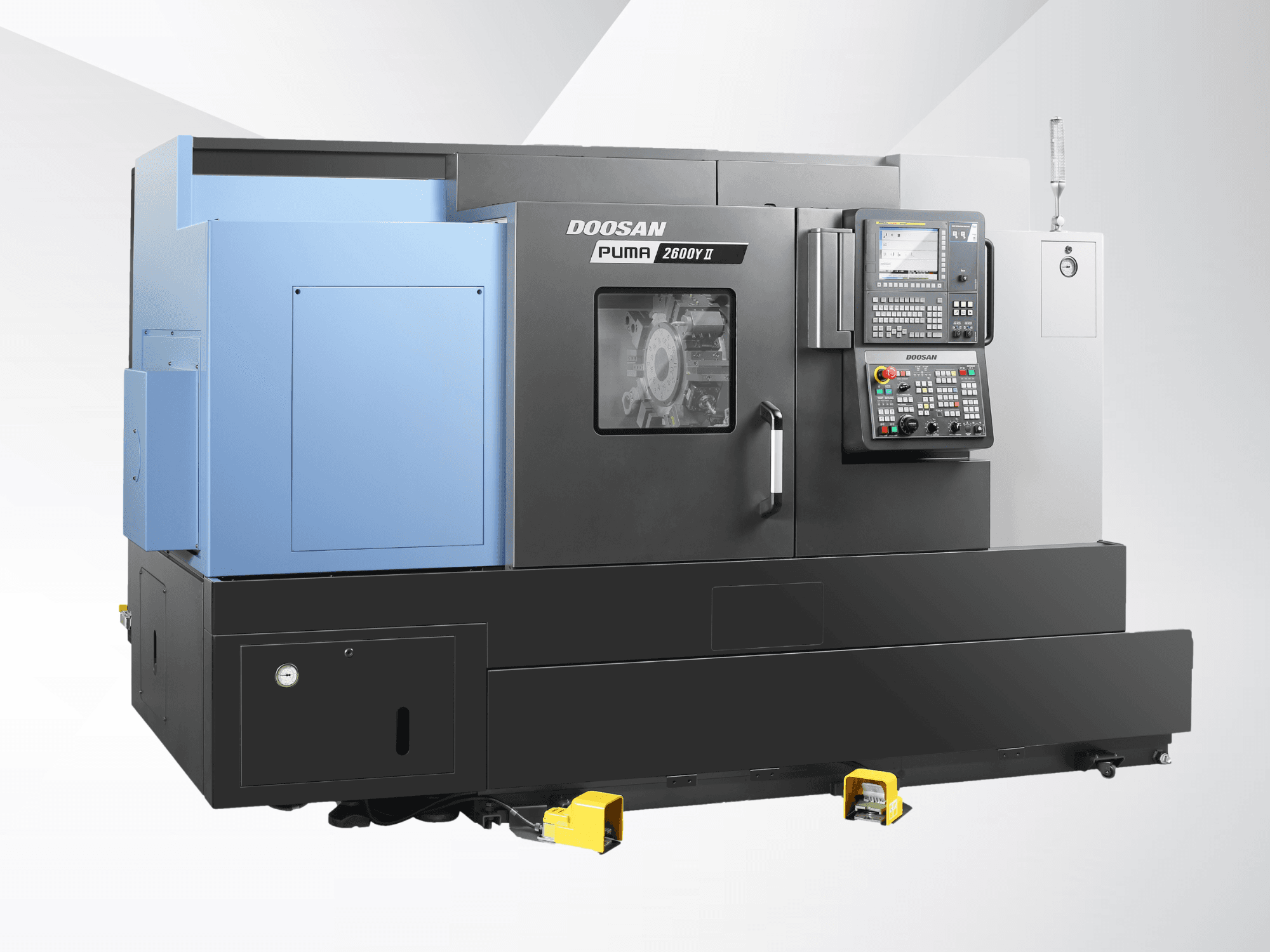 Vista frontal do centro de fresagem e torneamento DN SOLUTIONS PUMA 2600Y II, mostrando o painel de controlo e detalhes da estrutura da máquina.