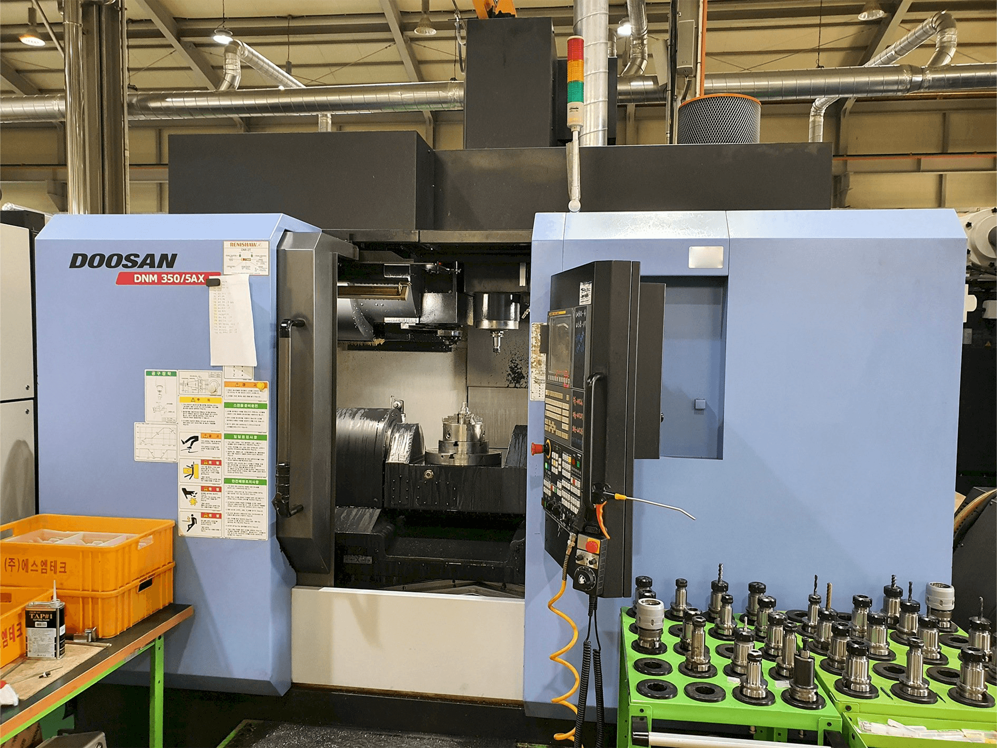 Vista Frontal da Doosan DNM350/5AX máquina