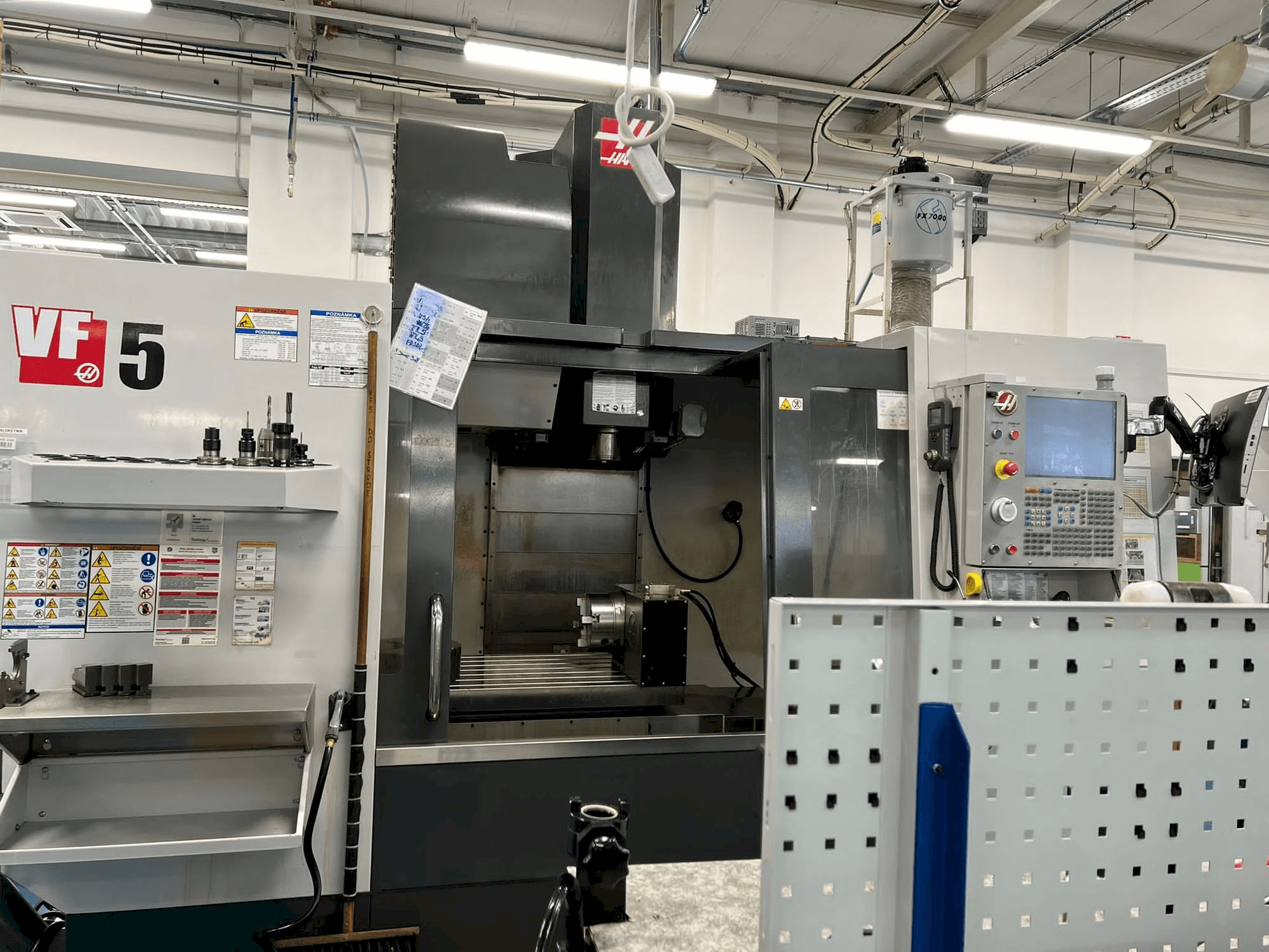 Vista Frontal da HAAS VF-5/40 máquina