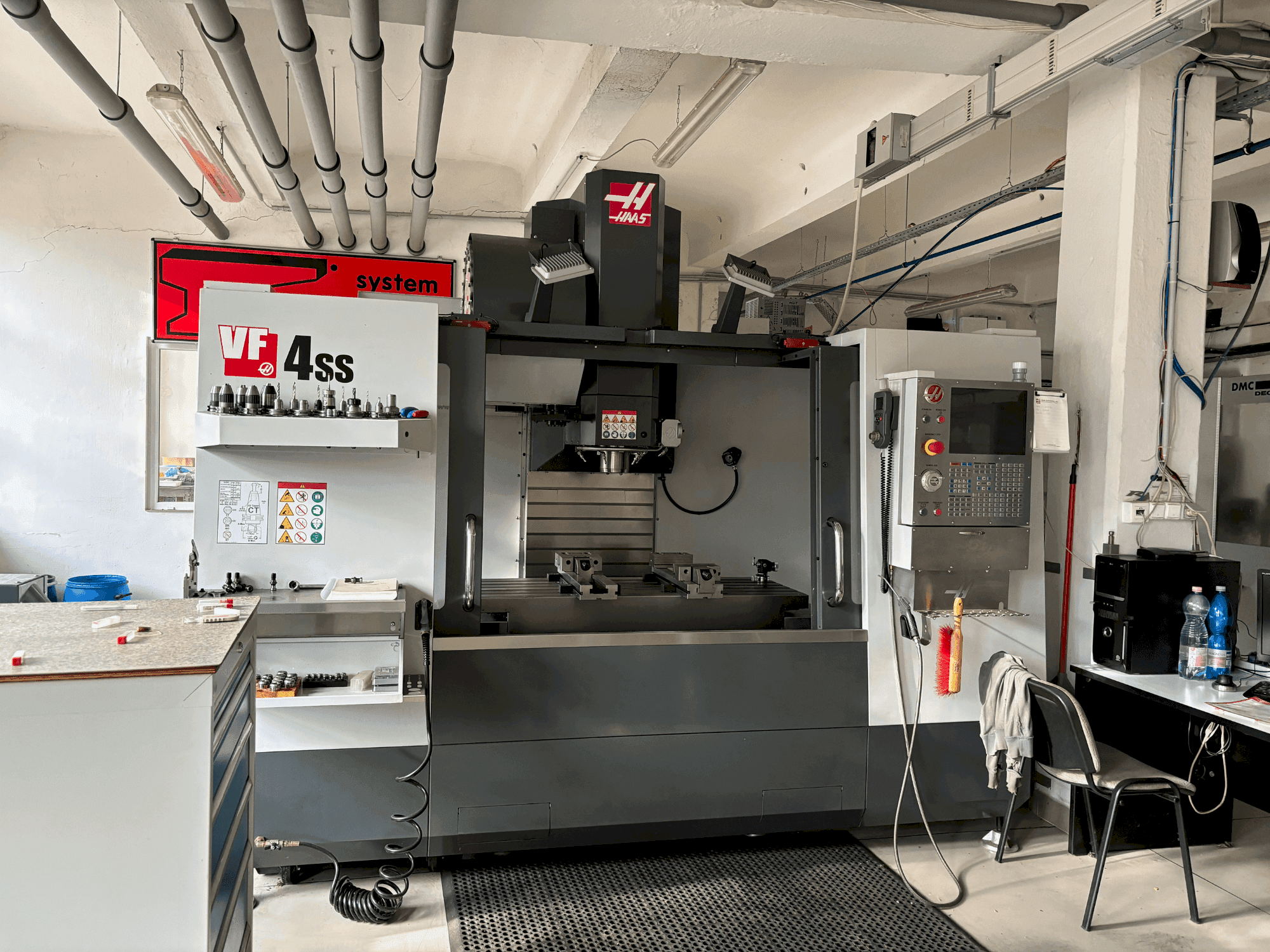 Vista Frontal da HAAS HASS VS4SS máquina