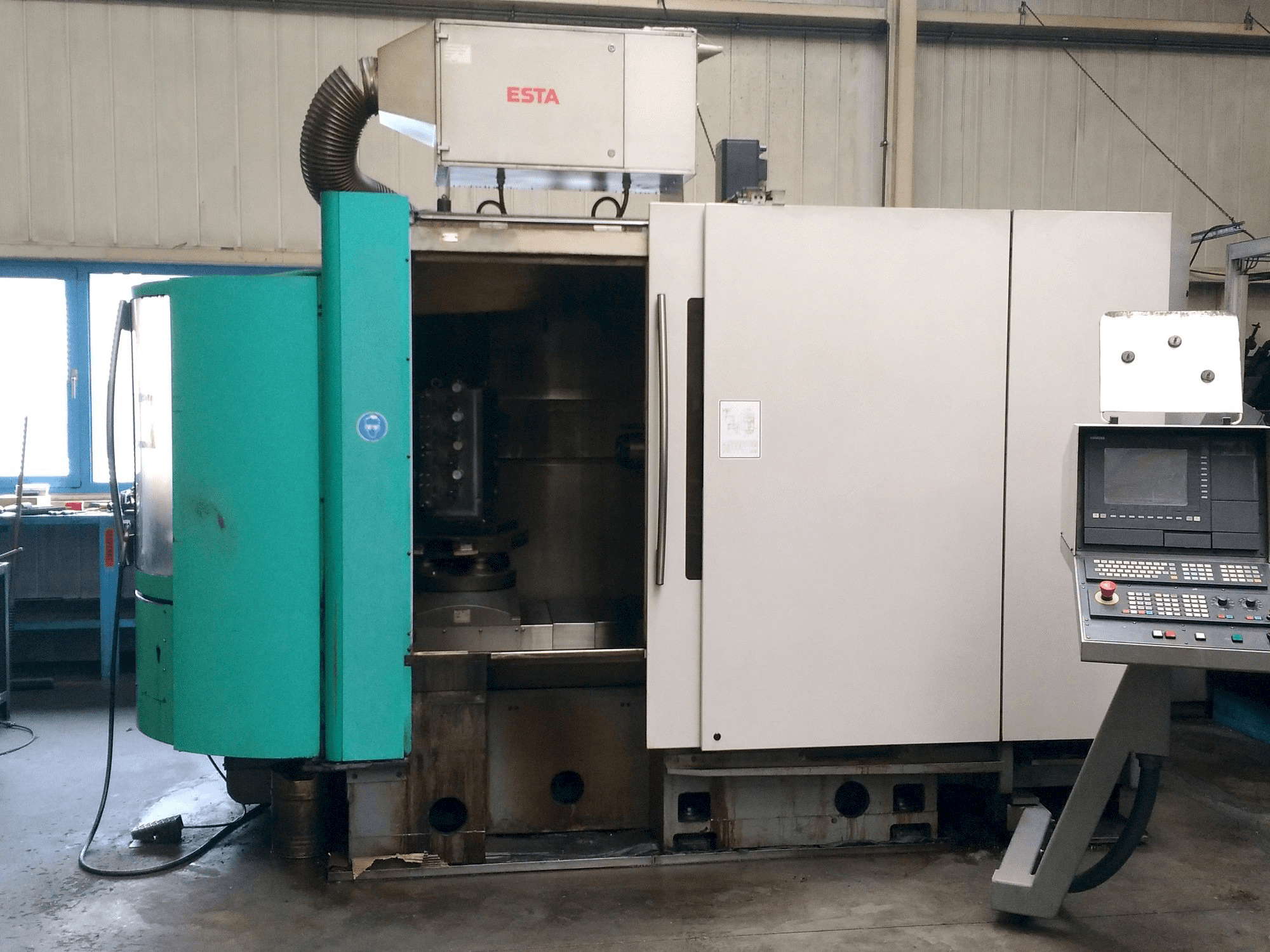 Vista Frontal da DECKEL MAHO DMC 60H máquina