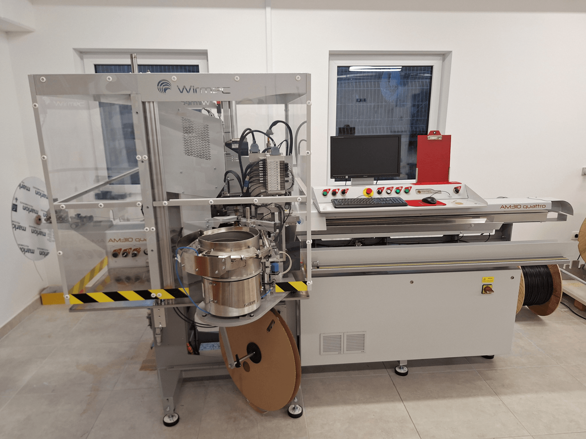 Máquina-ferramenta WIRMEC AM310-117, vista frontal, com painel de controlo, computador e componentes em aço inoxidável, colocada num espaço de trabalho.