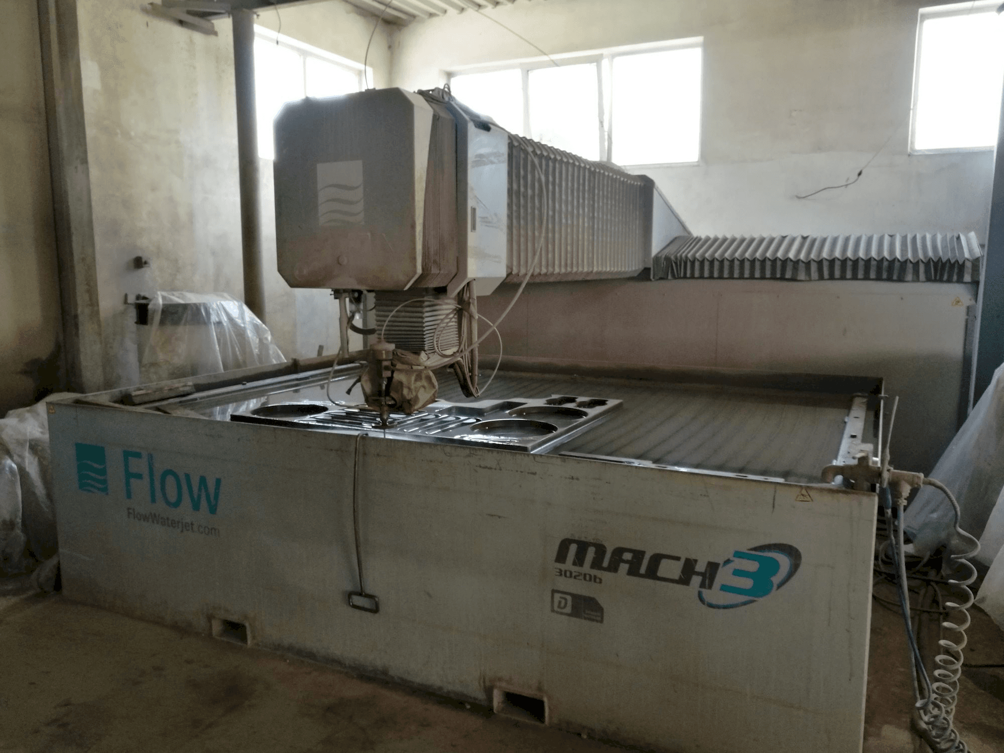 Vista Frontal da Flow Mach3-3020b máquina