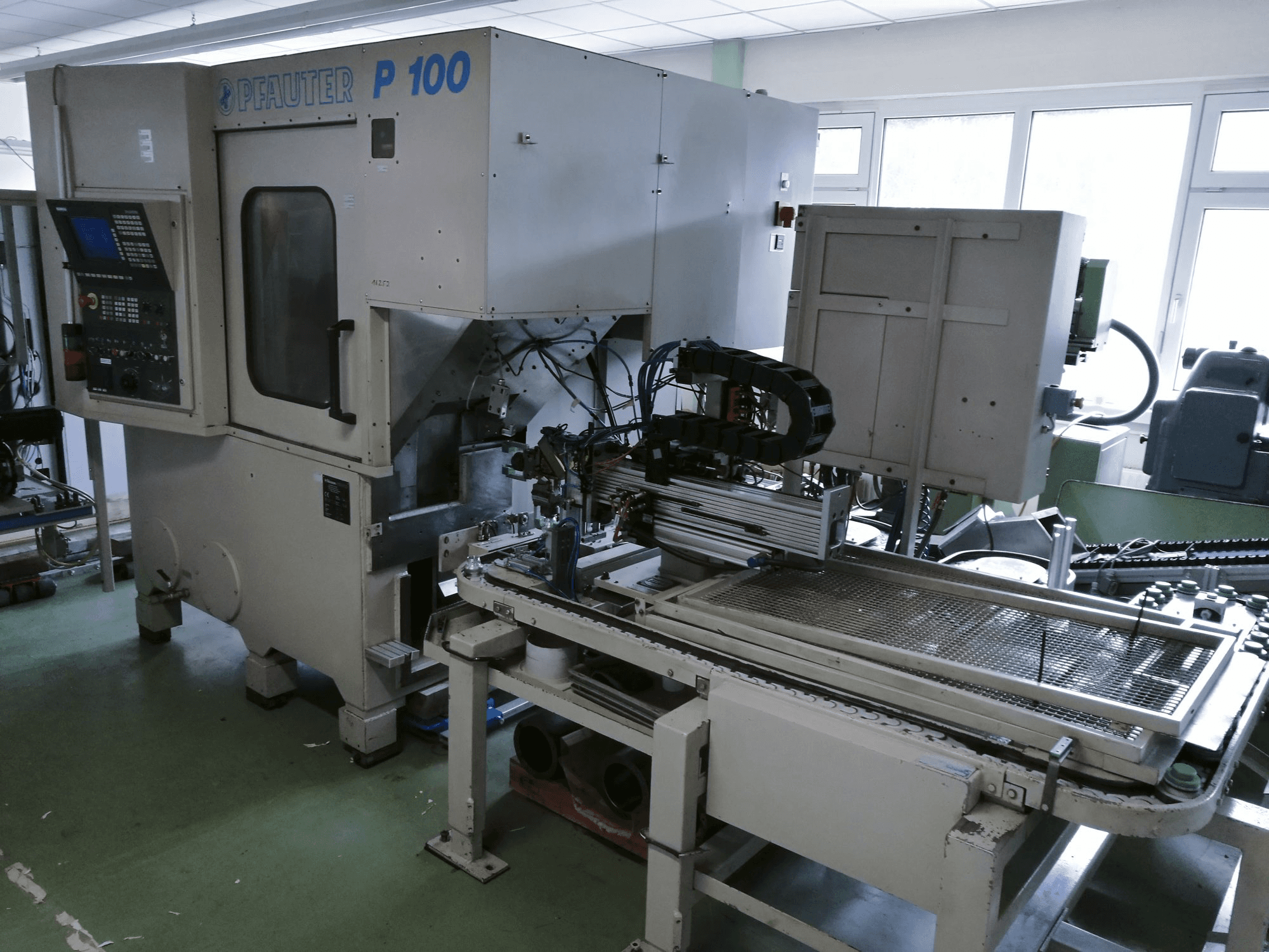 Vista Frontal da GLEASON-PFAUTER P100 máquina