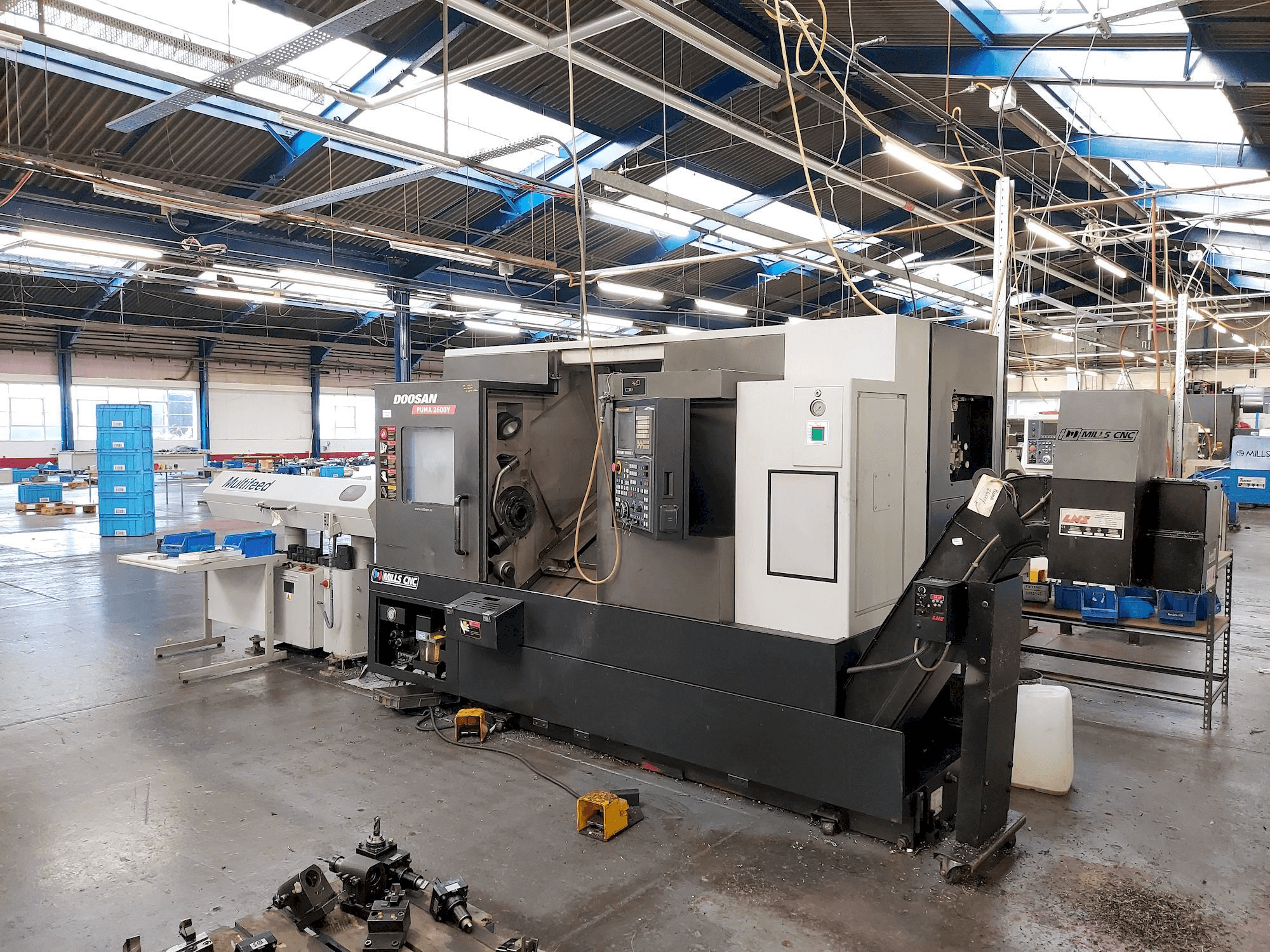 Vista Frontal da Doosan Puma 2600Y máquina