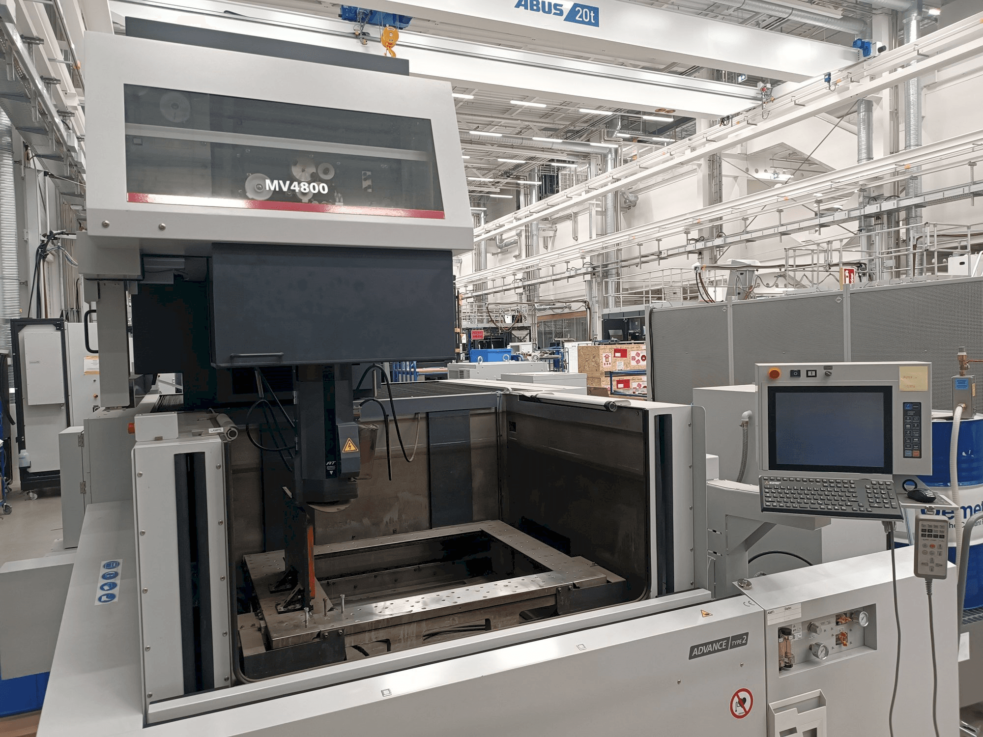 Vista Frontal da Mitsubishi MV4800 máquina