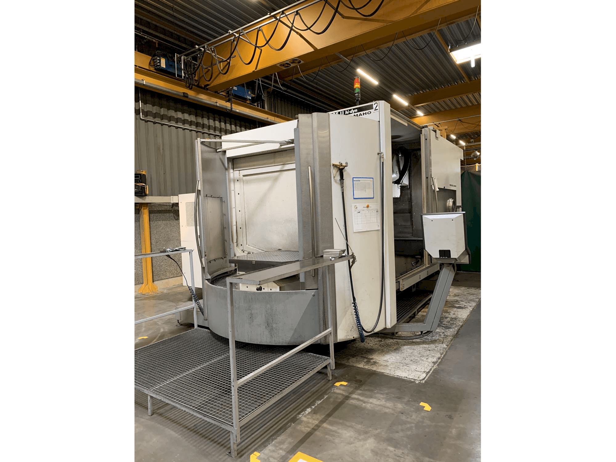 Vista Frontal da DECKEL MAHO DMC 125 U hi-dyn máquina