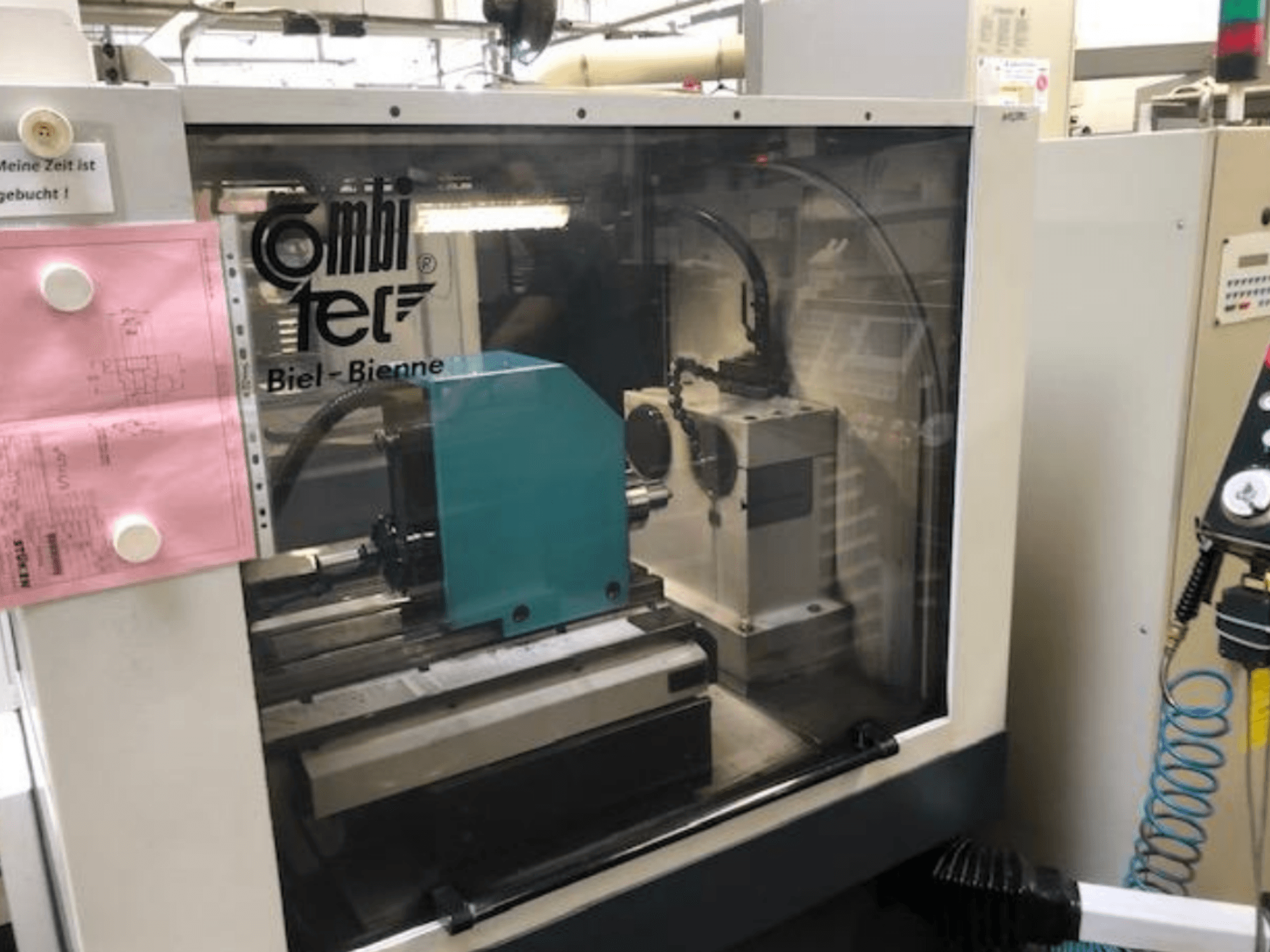 Máquina de retificação cilíndrica Combitec CT-450 vista de frente, com painel de controlo e configuração operacional.